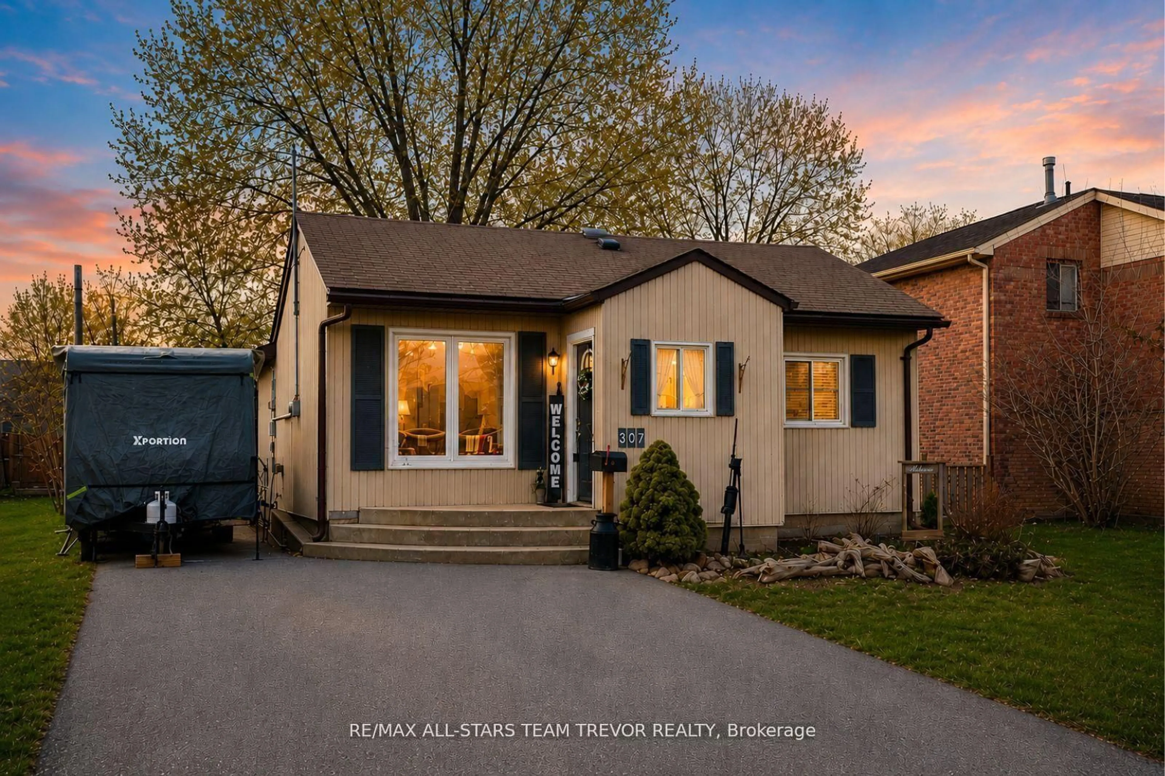 Home with vinyl exterior material, street for 307 Kenwood Ave, Georgina Ontario L4P 2X6