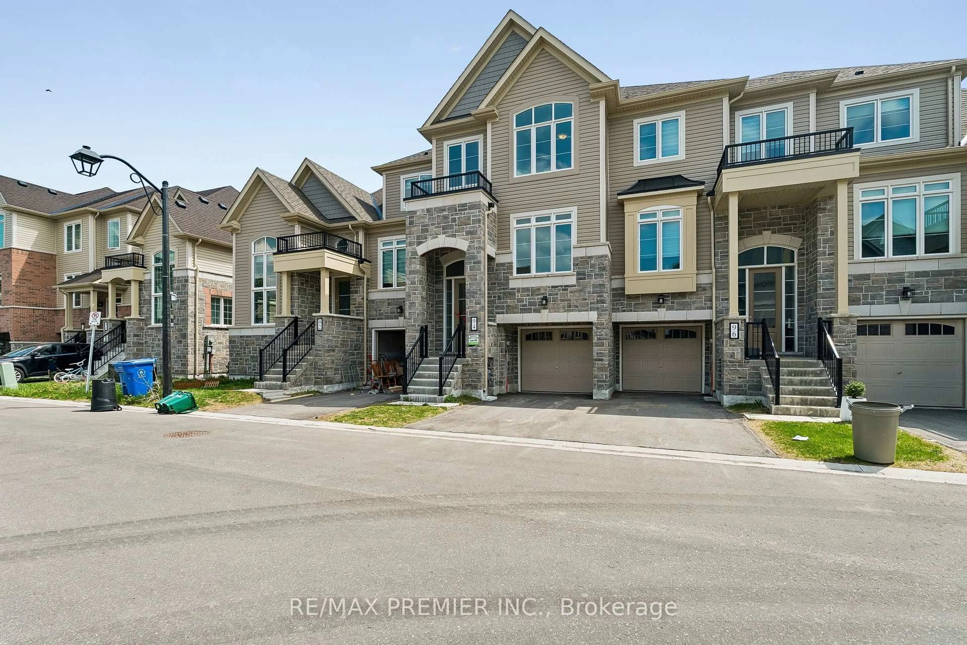 A pic from outside/outdoor area/front of a property/back of a property/a pic from drone, street for 94 Lyall Stokes Circ, East Gwillimbury Ontario L0G 1M0