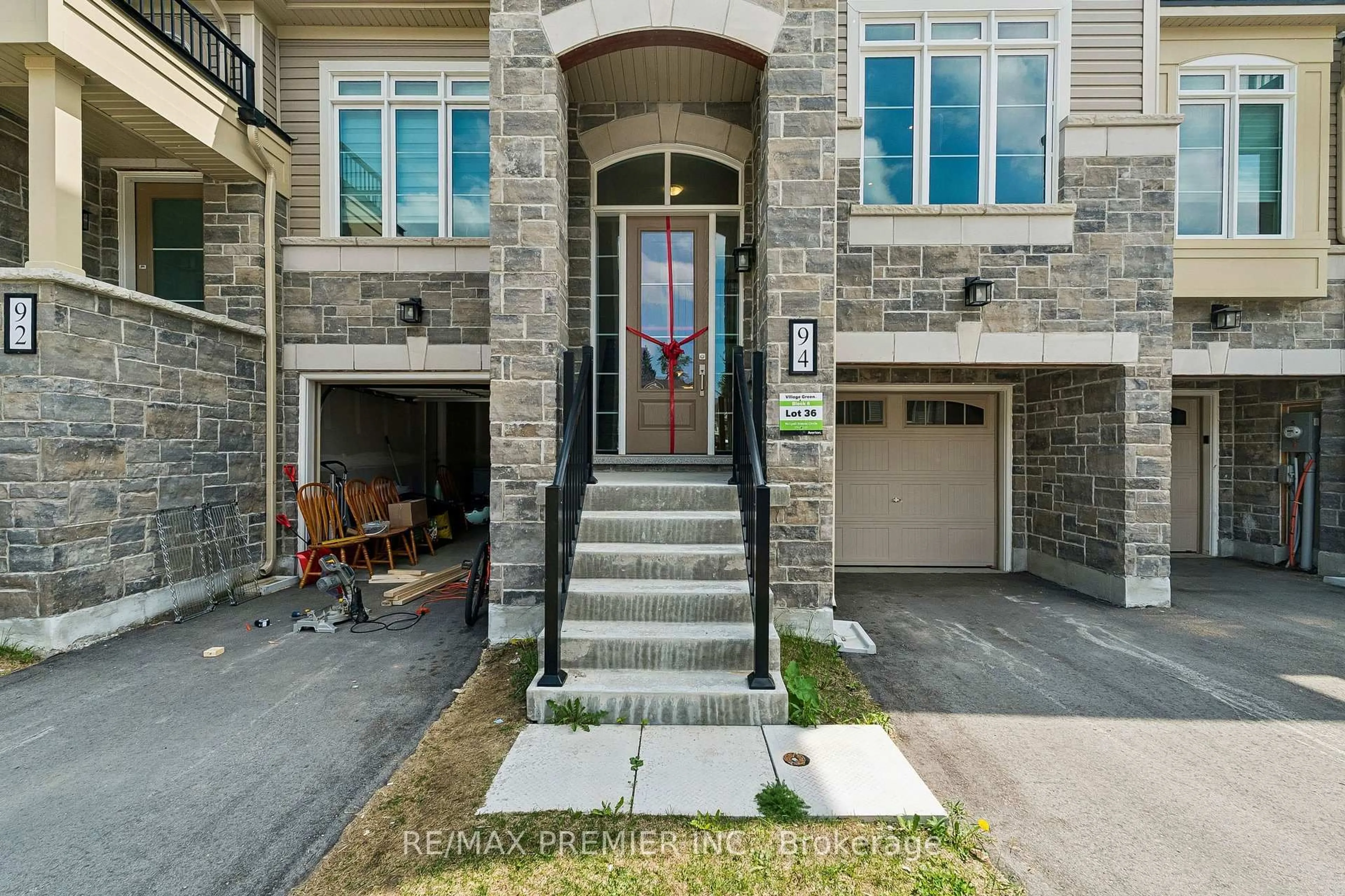Unknown for 94 Lyall Stokes Circ, East Gwillimbury Ontario L0G 1M0
