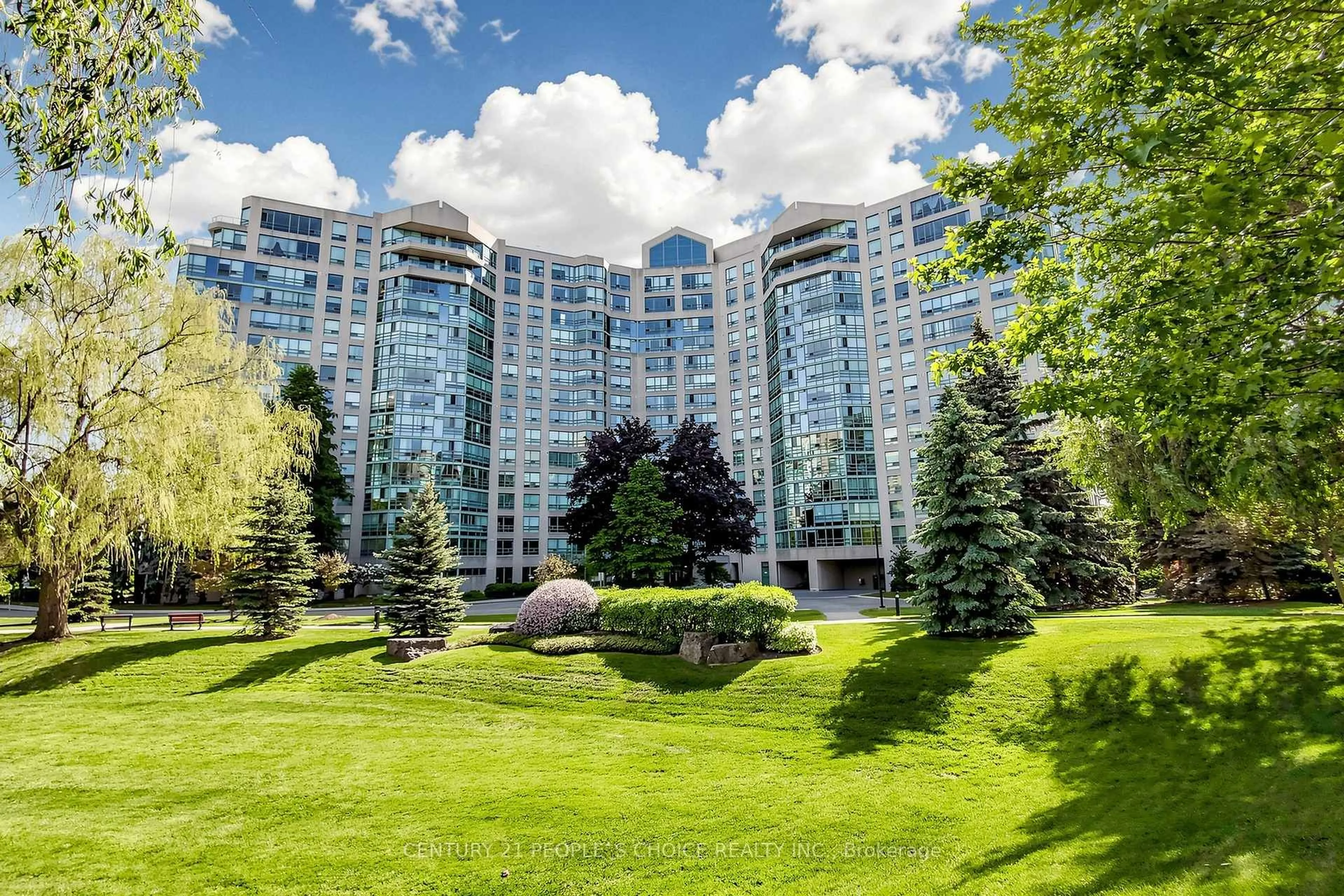 Patio, building for 7805 Bayview Ave ##413, Markham Ontario L3T 7N1