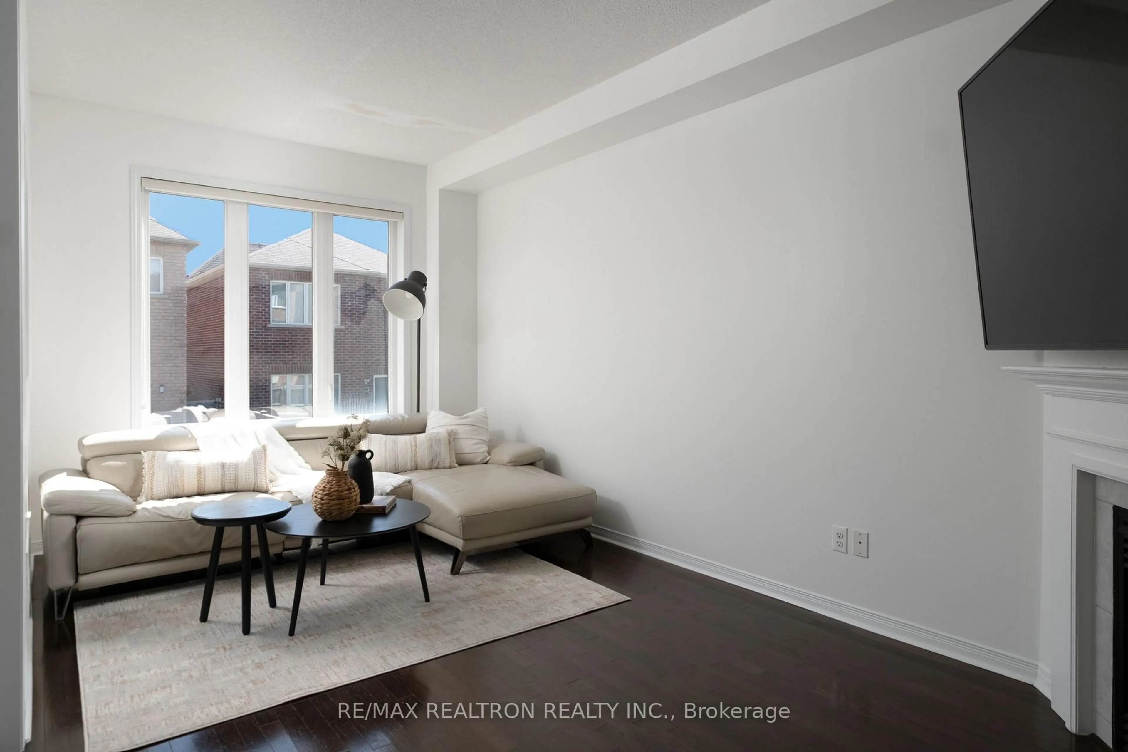 Living room with furniture, unknown for 104 White Beach Cres, Vaughan Ontario L6A 0R2