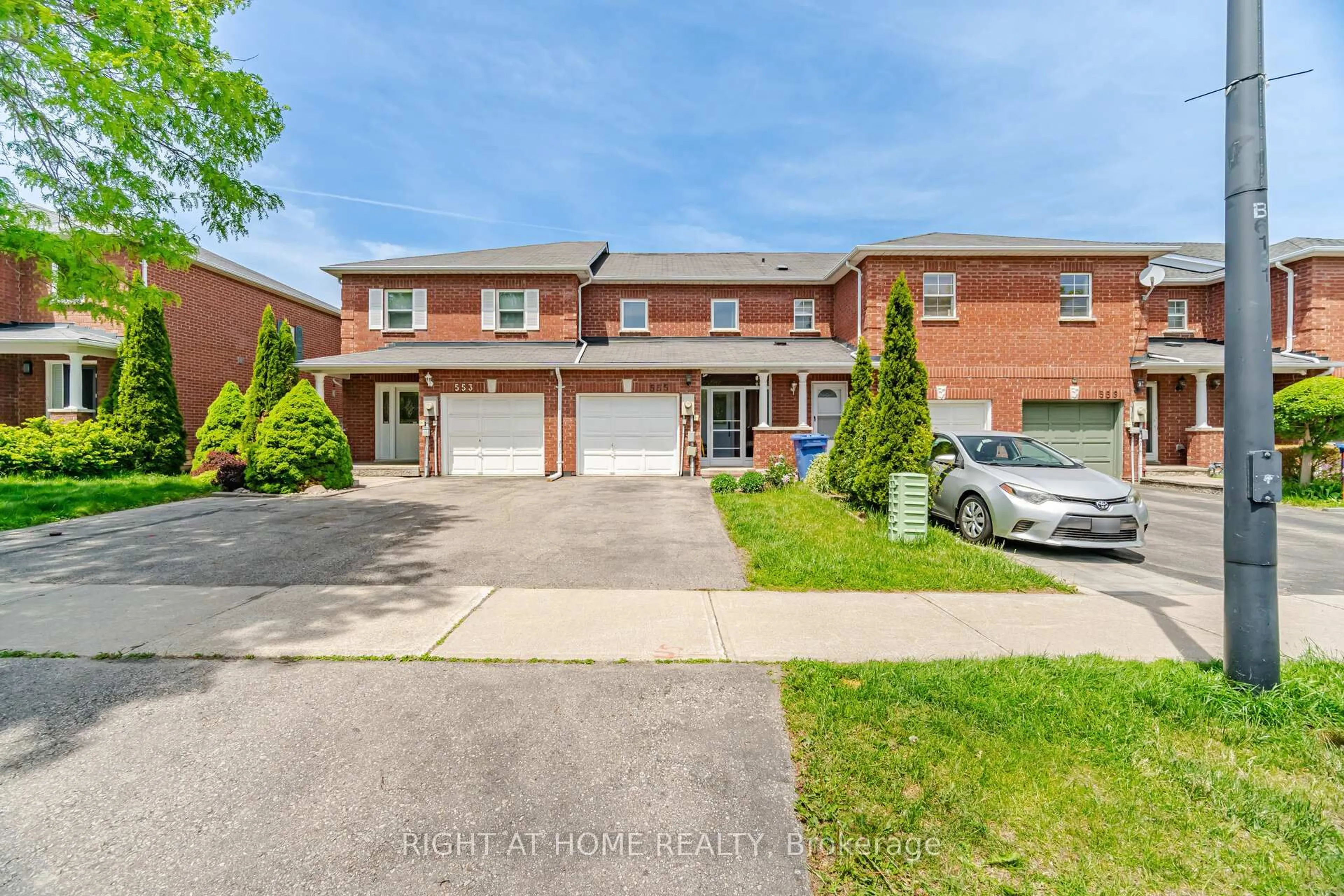 A pic from outside/outdoor area/front of a property/back of a property/a pic from drone, street for 555 Legresley Lane, Newmarket Ontario L3Y 8R6