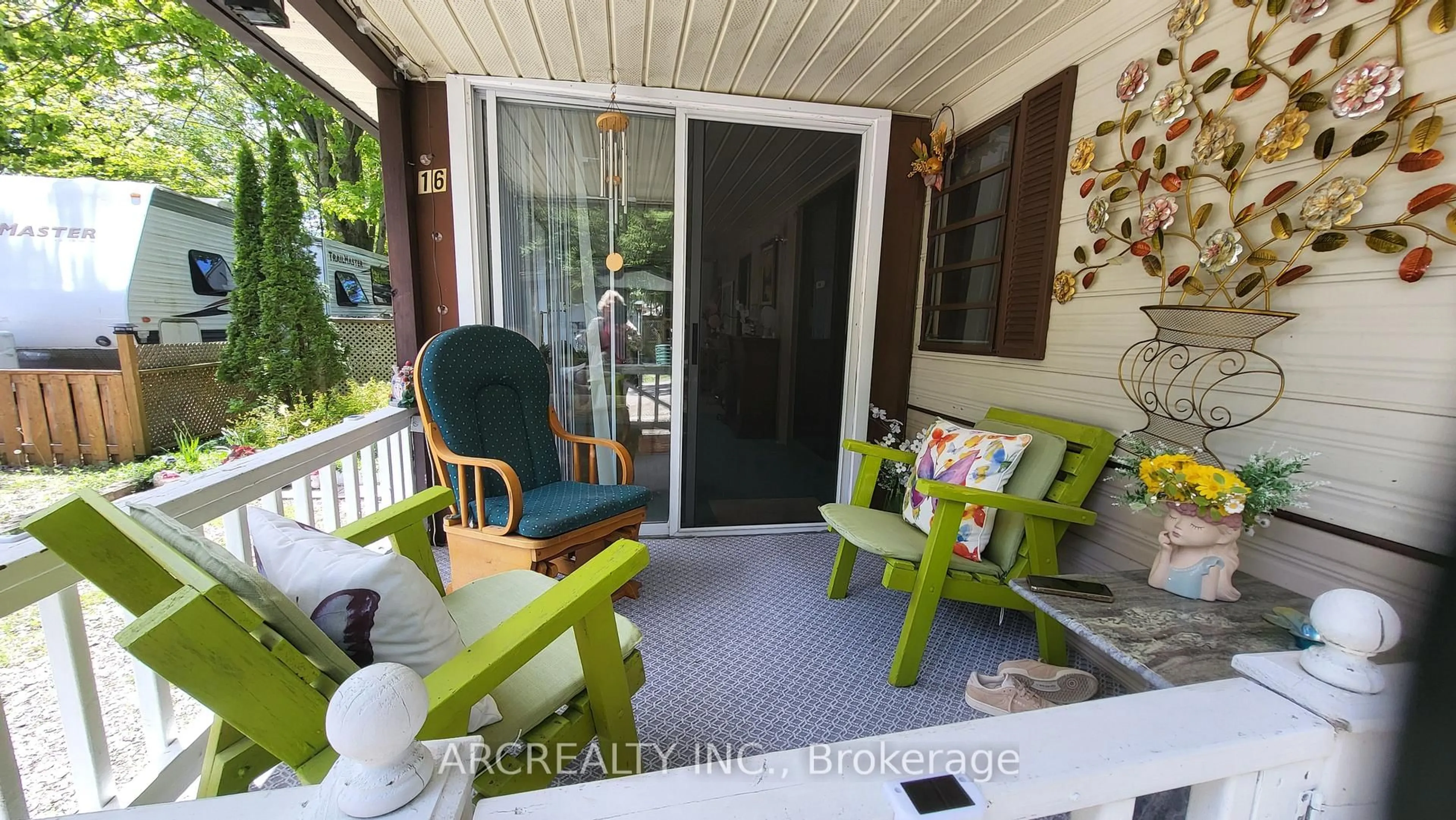 Patio, street for 16 Chickadee Crt, Georgina Ontario L0E 1N0