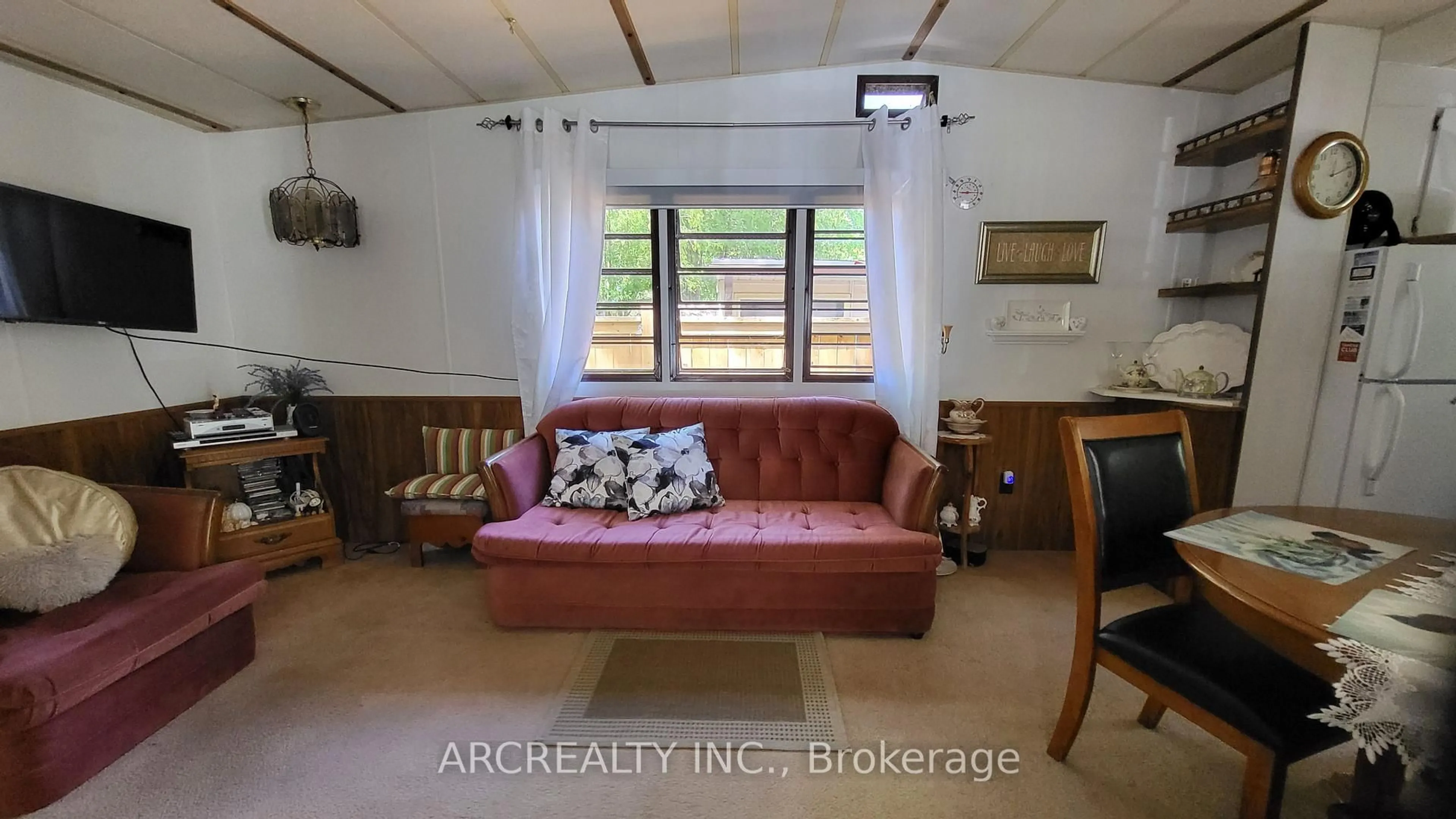 Living room with furniture, unknown for 16 Chickadee Crt, Georgina Ontario L0E 1N0