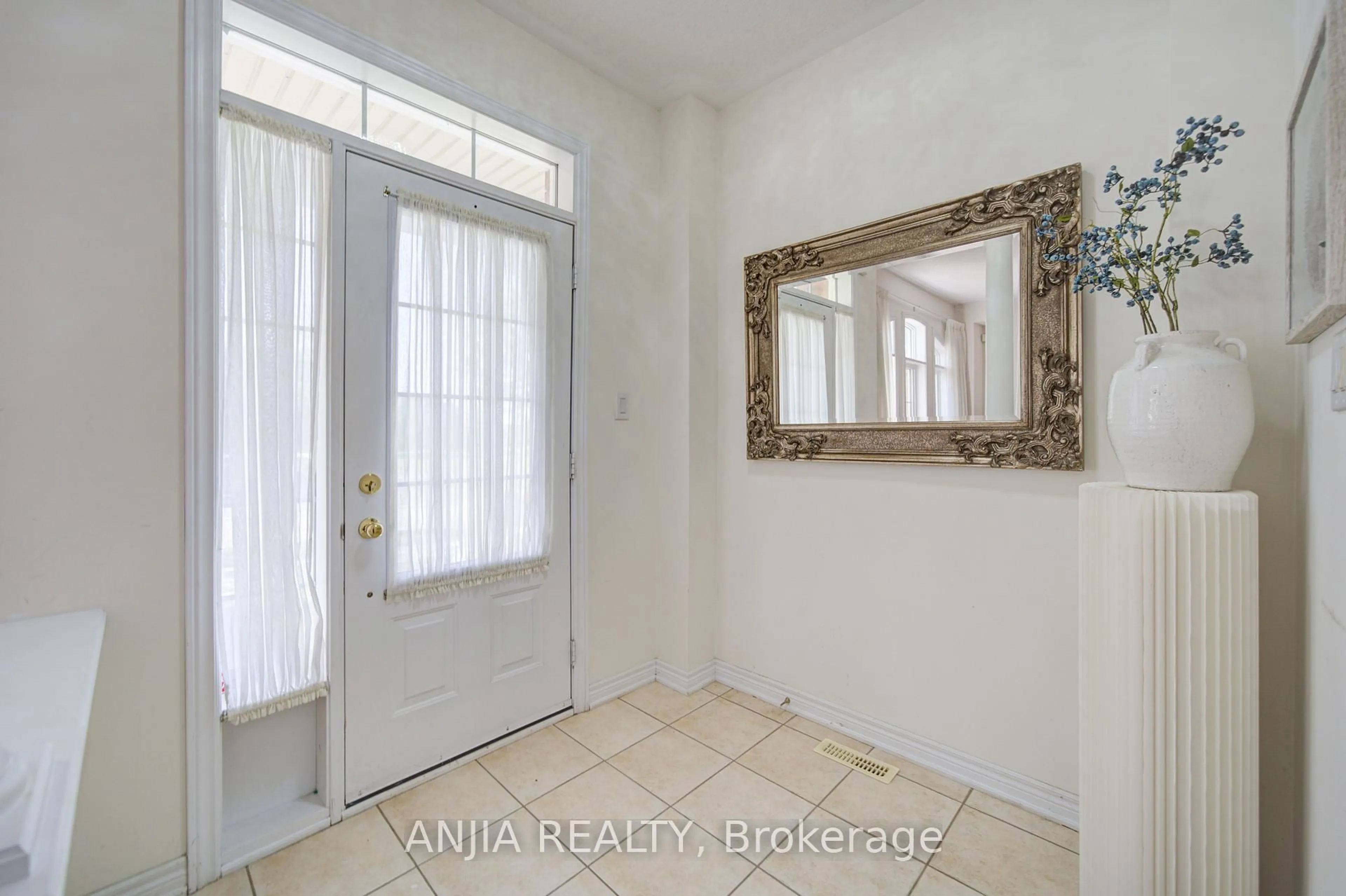 Indoor entryway for 6926 14th Ave, Markham Ontario L6B 0G6