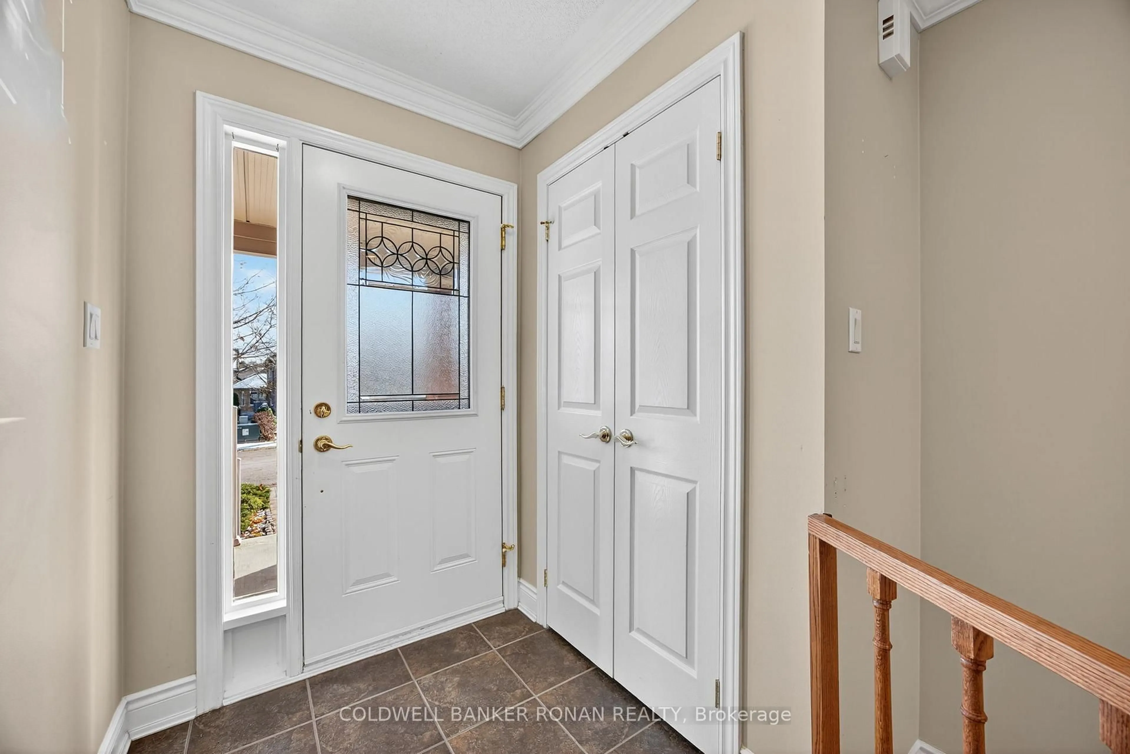 Indoor entryway for 8 Montebello Terr, New Tecumseth Ontario L9R 2H3