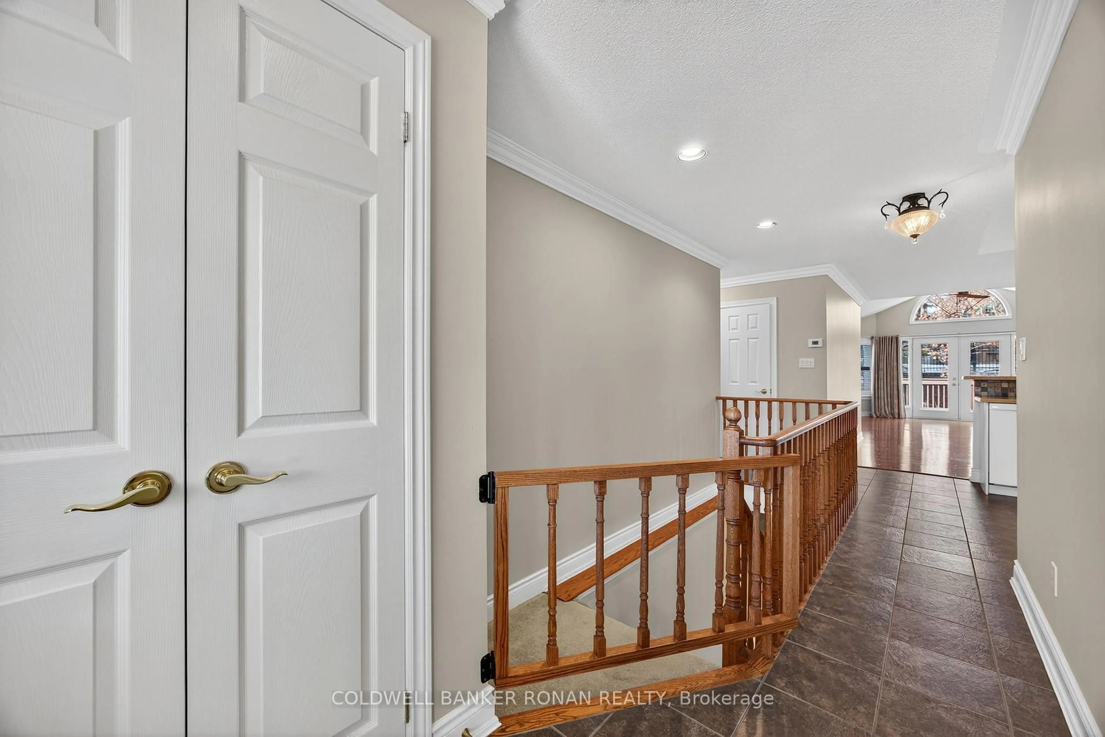 Indoor entryway for 8 Montebello Terr, New Tecumseth Ontario L9R 2H3