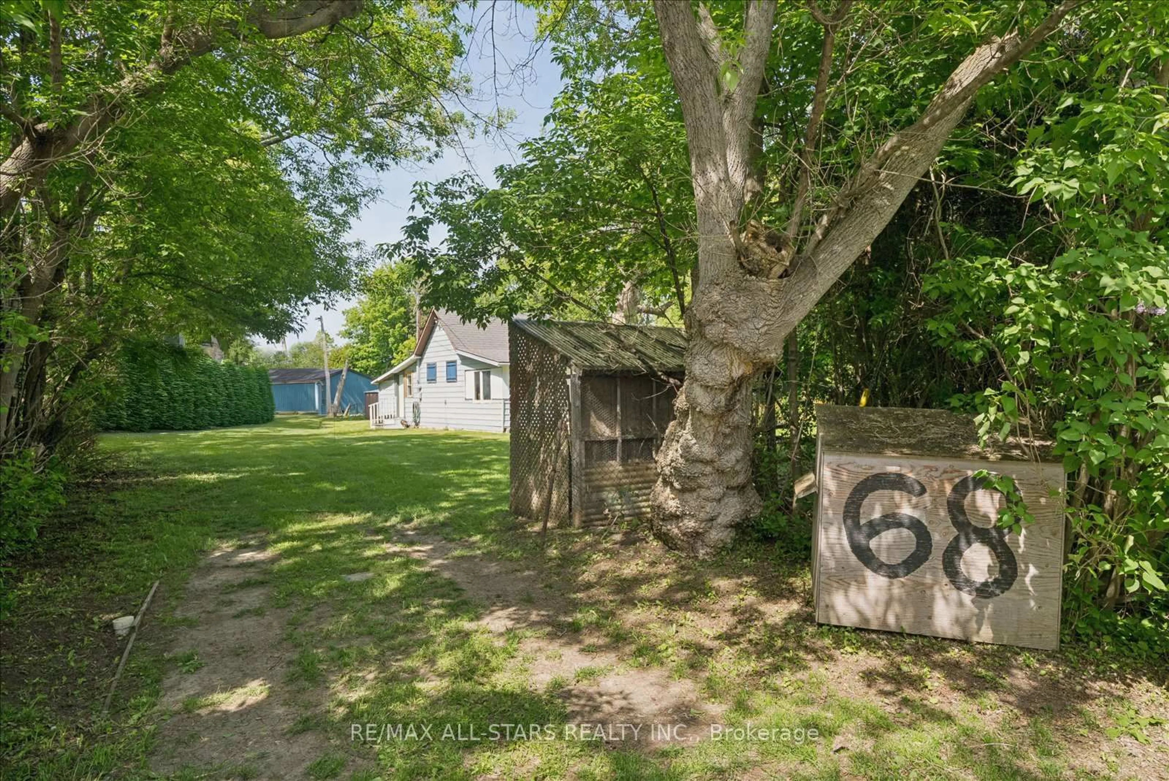 A pic from outside/outdoor area/front of a property/back of a property/a pic from drone, street for 68 Farley Circ, Georgina Ontario L0E 1S0