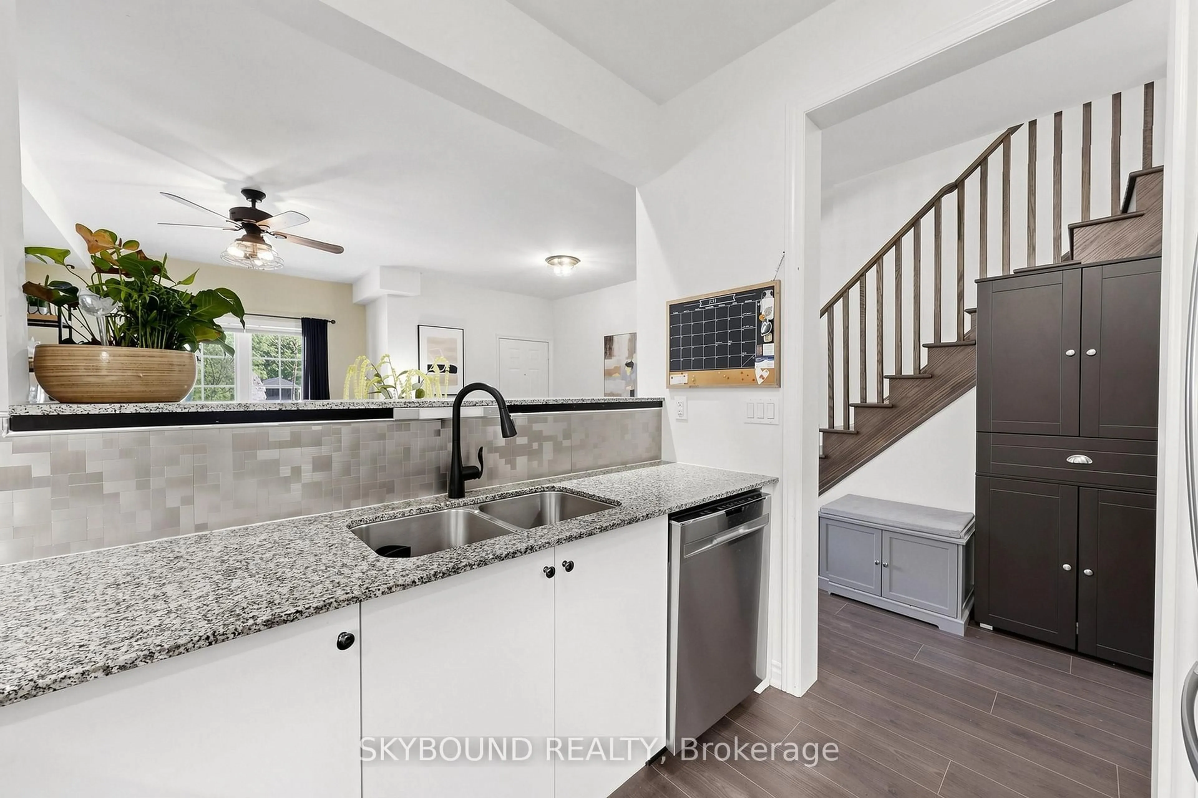 Open concept kitchen, ceramic/tile floor for 110 Grew Blvd #TH07, Georgina Ontario L0E 1L0