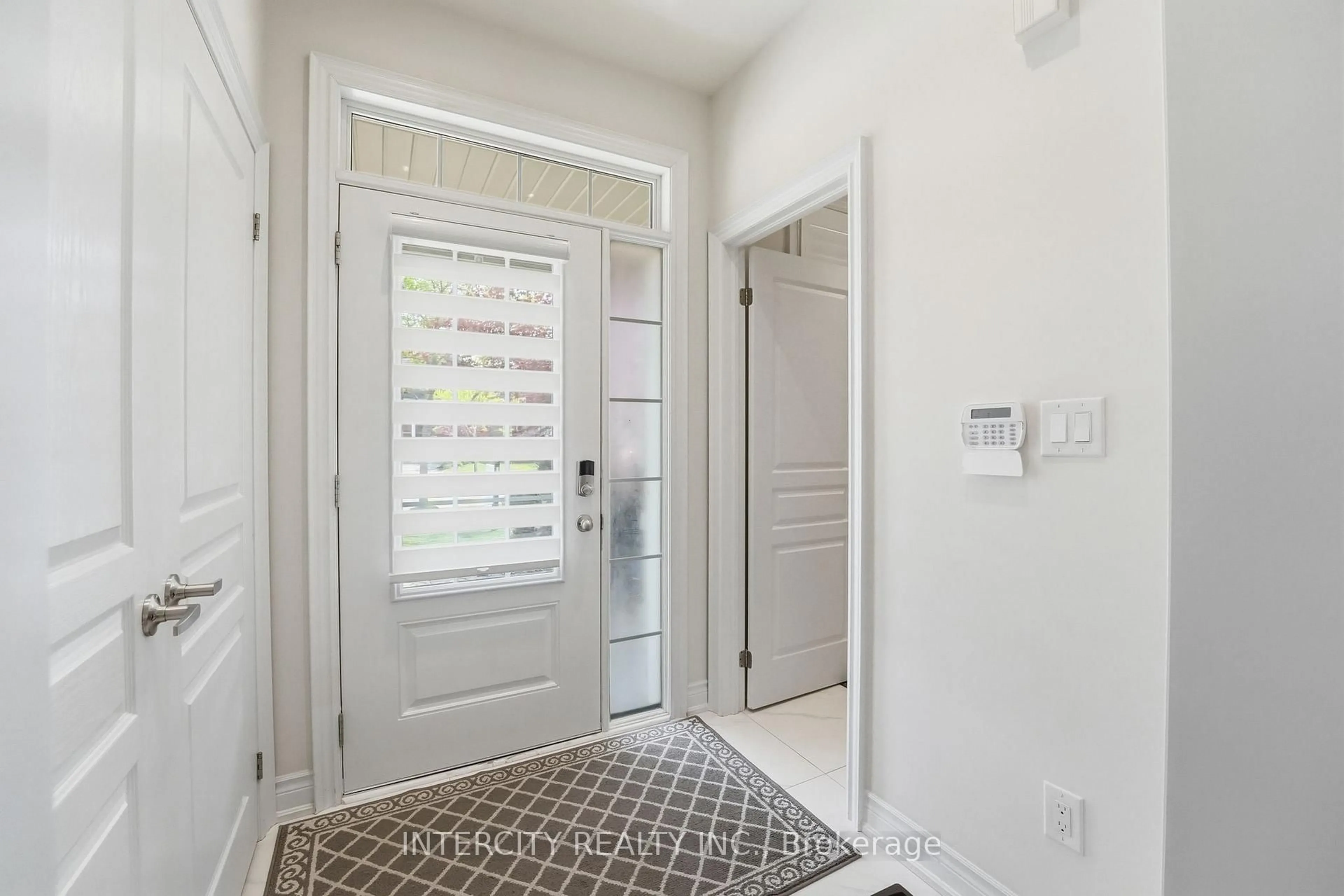 Indoor entryway for 2 Fairmont Ridge Tr, King Ontario L7B 0A4