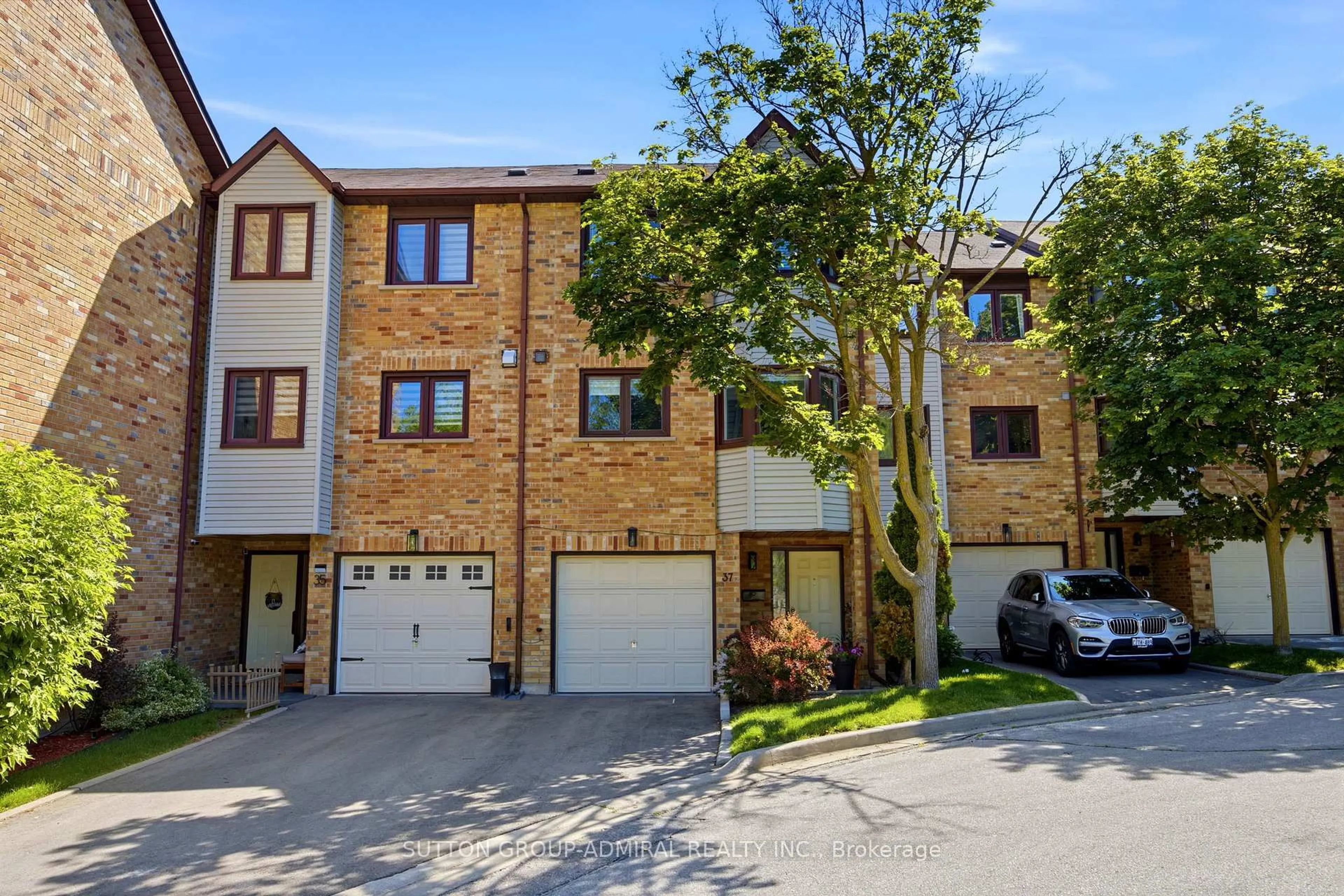 A pic from outside/outdoor area/front of a property/back of a property/a pic from drone, street for 37 Old Firehall Lane, Vaughan Ontario L4L 8W3