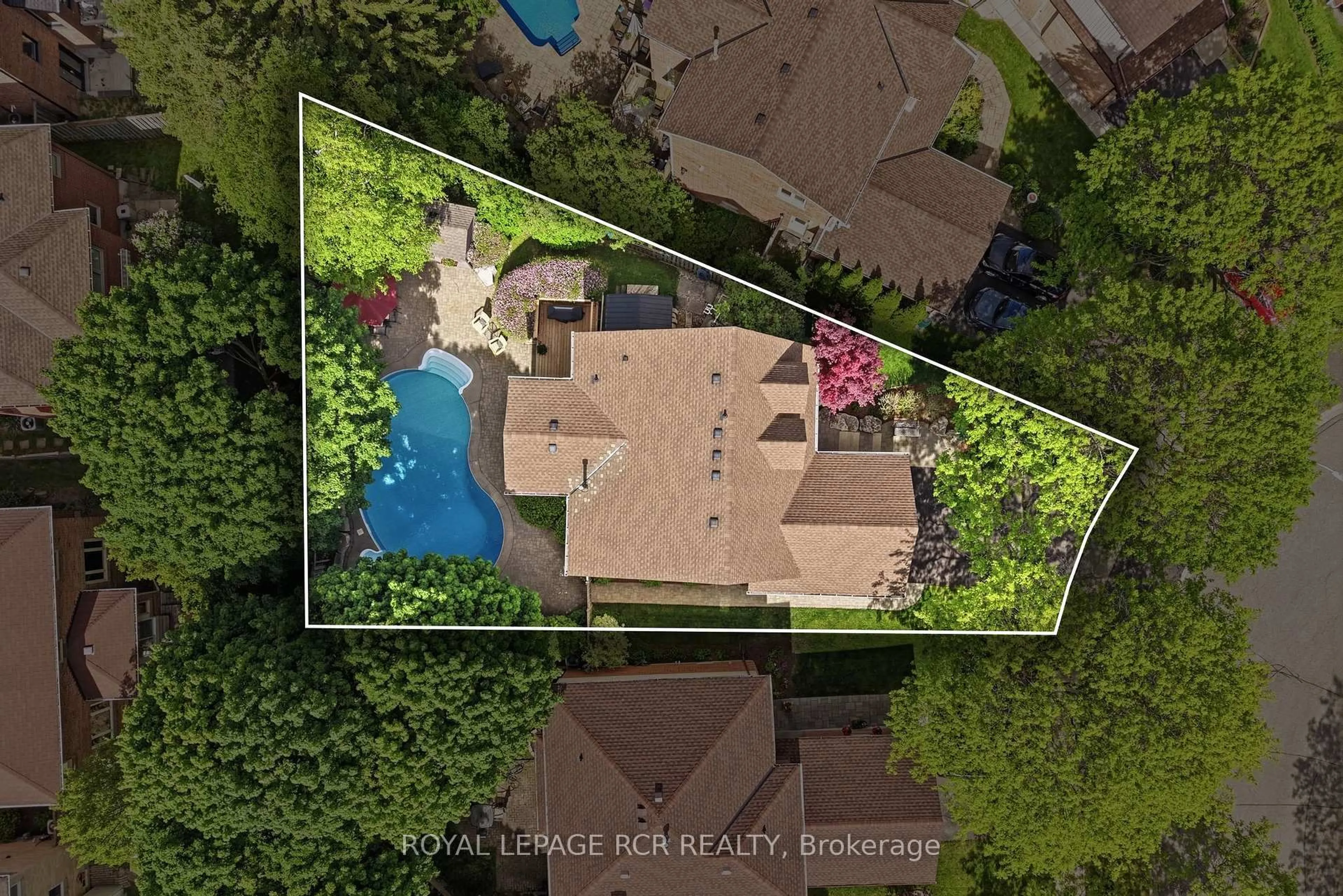 A pic from outside/outdoor area/front of a property/back of a property/a pic from drone, unknown for 40 Moffat Cres, Aurora Ontario L4G 4Z9