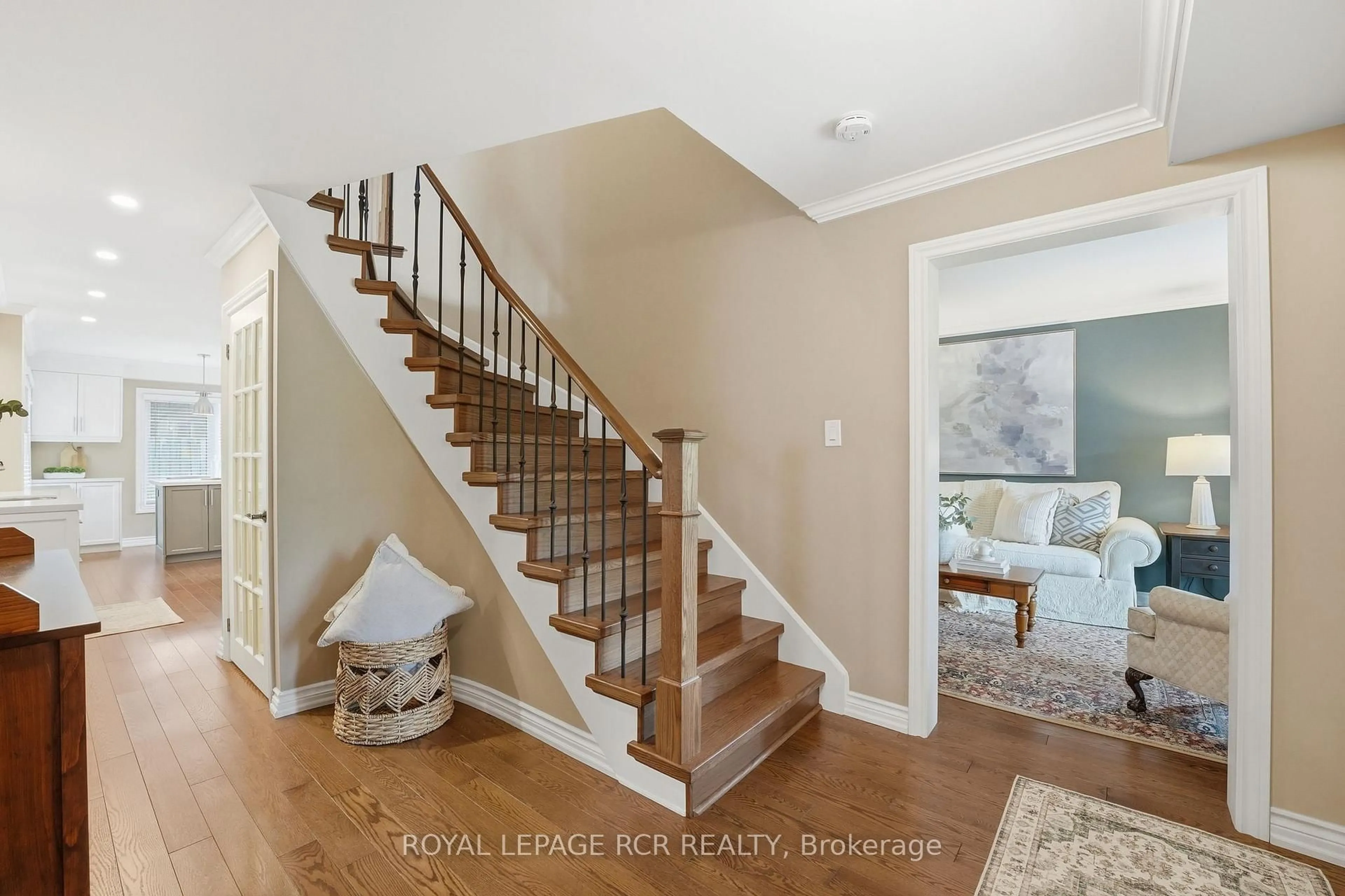 Indoor entryway for 40 Moffat Cres, Aurora Ontario L4G 4Z9