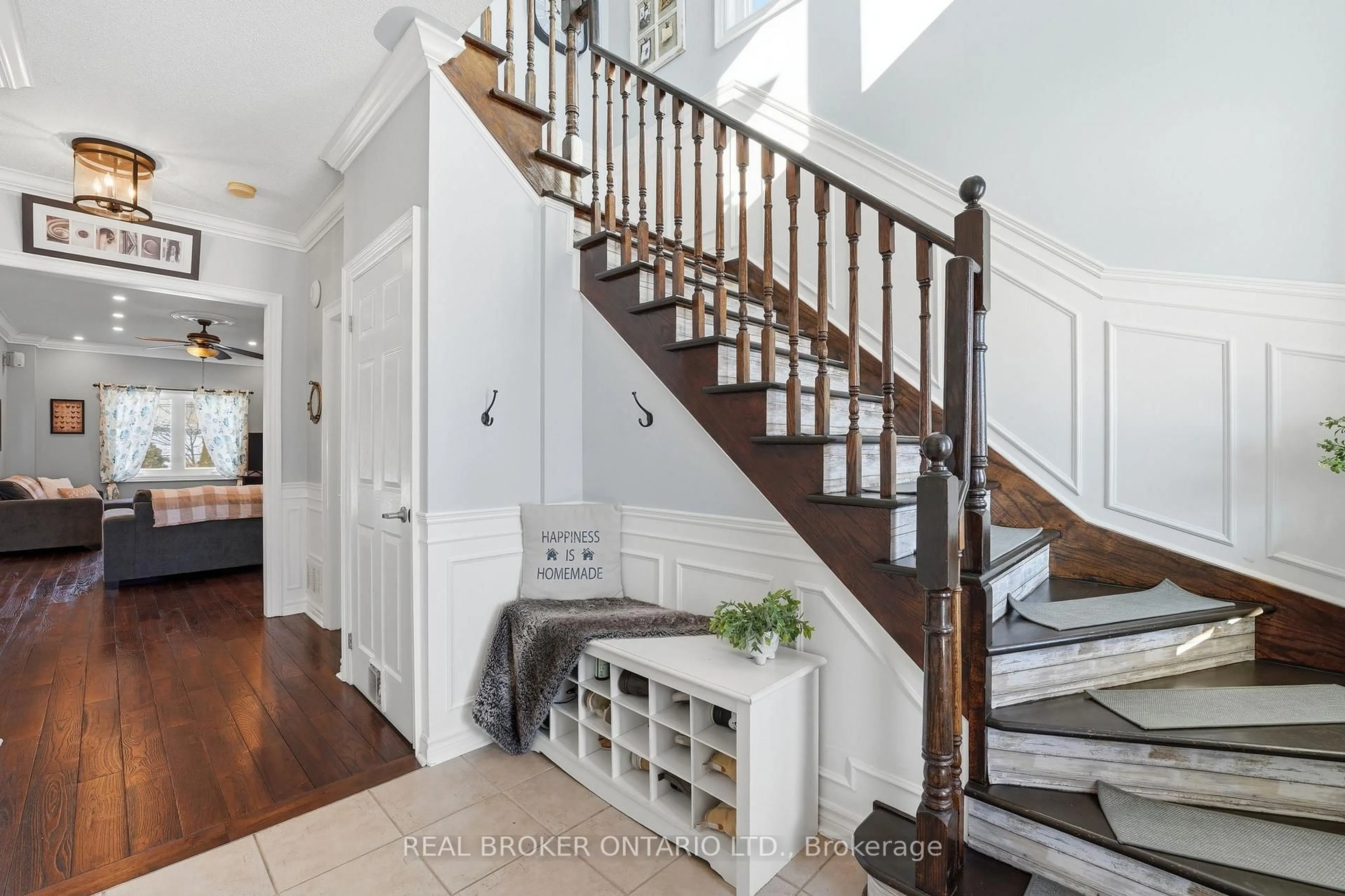 Indoor entryway for 44 Saltzburg Cres, Georgina Ontario L4P 4H3