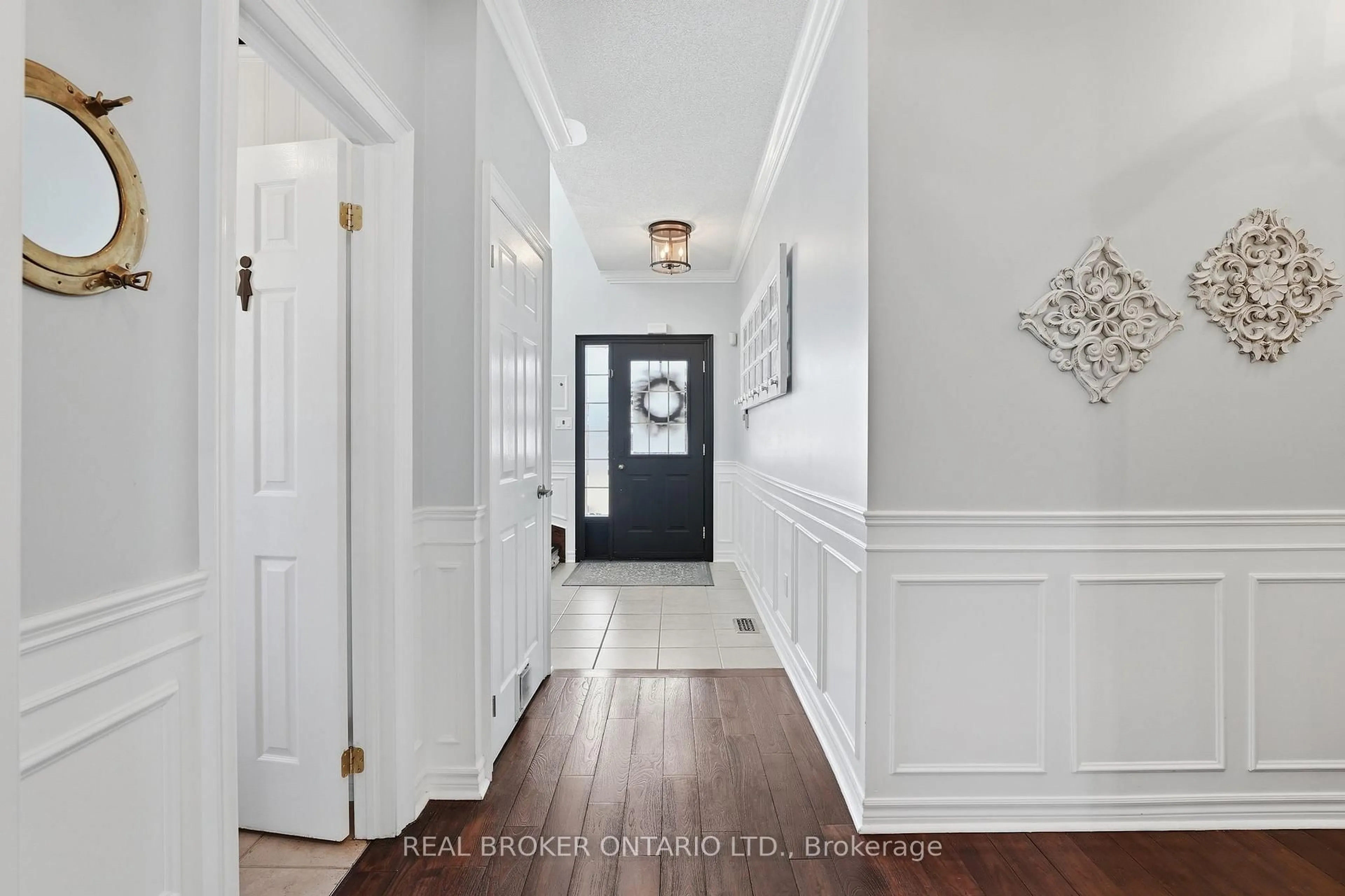 Indoor entryway for 44 Saltzburg Cres, Georgina Ontario L4P 4H3