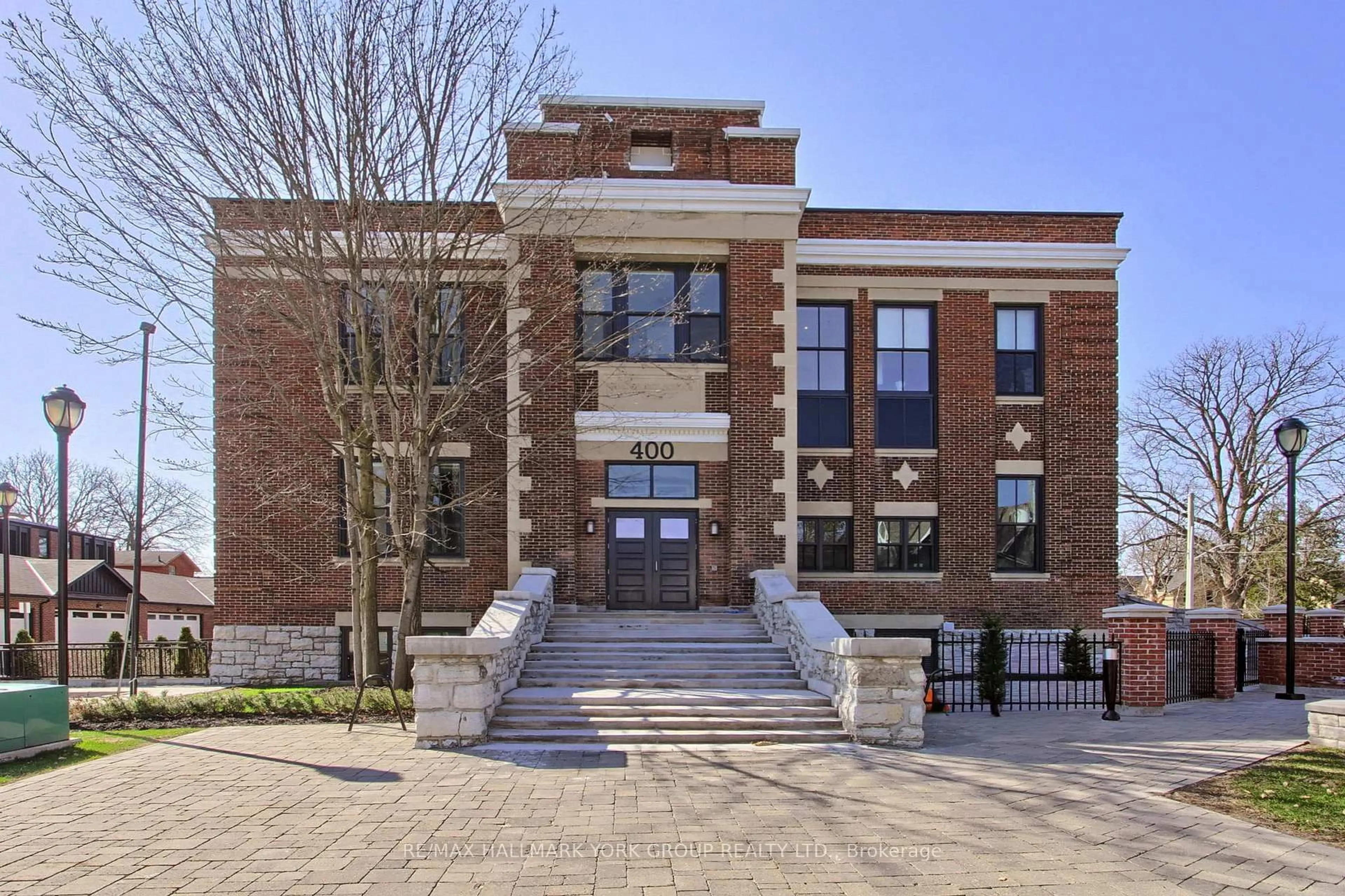 Home with brick exterior material, building for 400 Park Ave #203, Newmarket Ontario L3Y 1V8