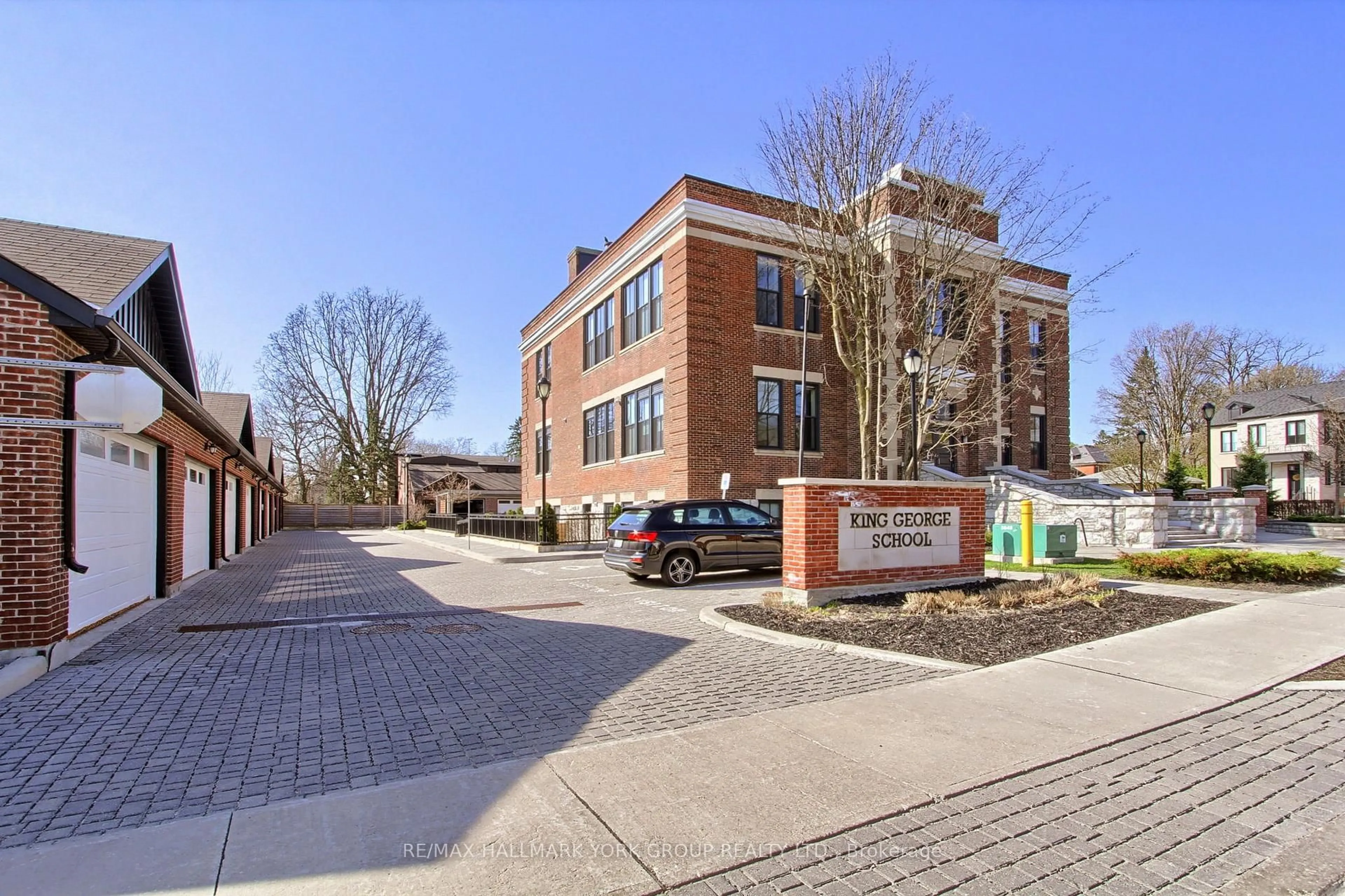 Home with brick exterior material, building for 400 Park Ave #203, Newmarket Ontario L3Y 1V8