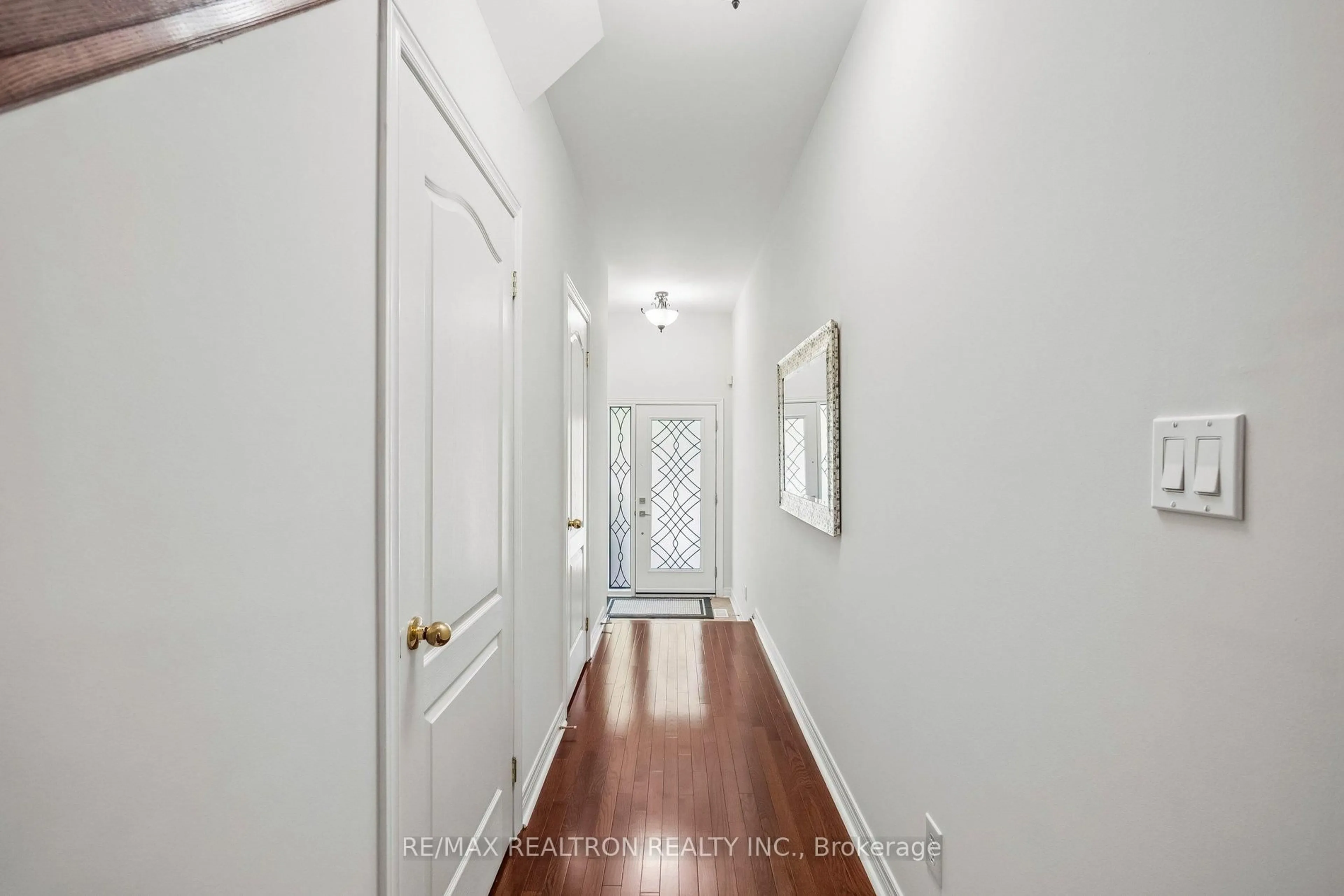 Indoor entryway for 272 Tom Taylor Cres, Newmarket Ontario L3X 3E8