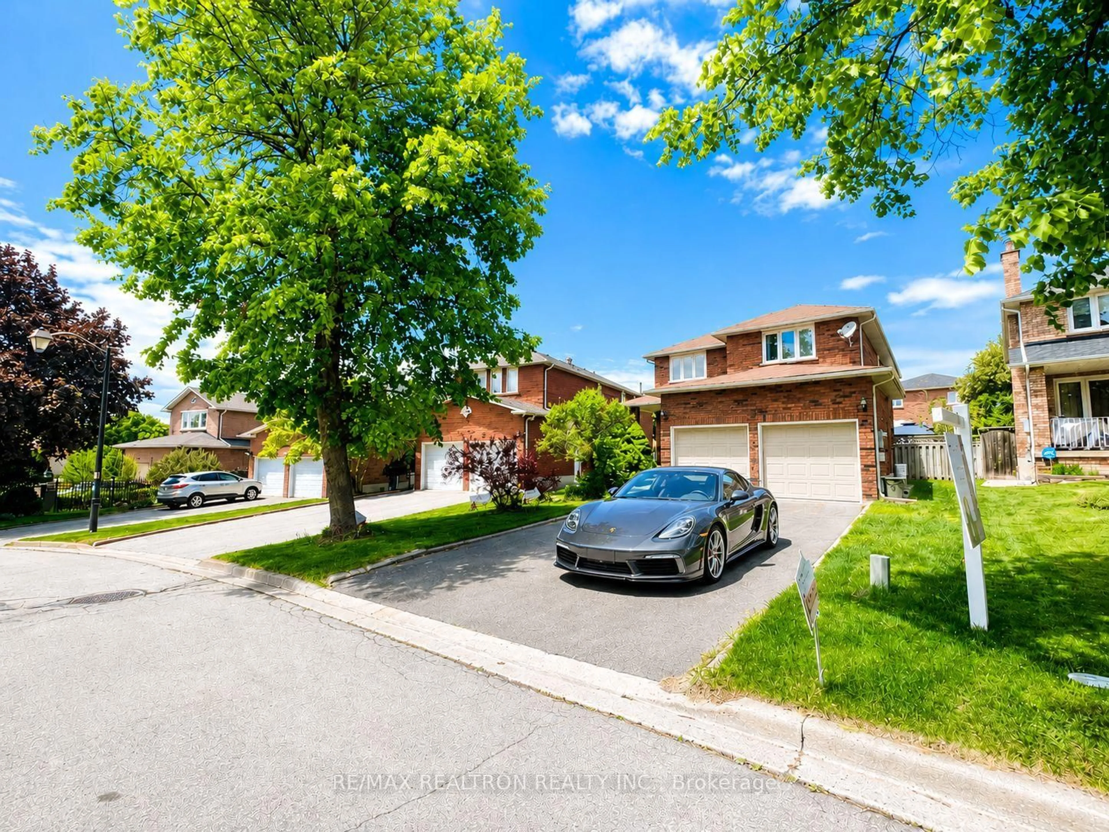 A pic from outside/outdoor area/front of a property/back of a property/a pic from drone, street for 8 Muster Crt, Markham Ontario L3R 9G5