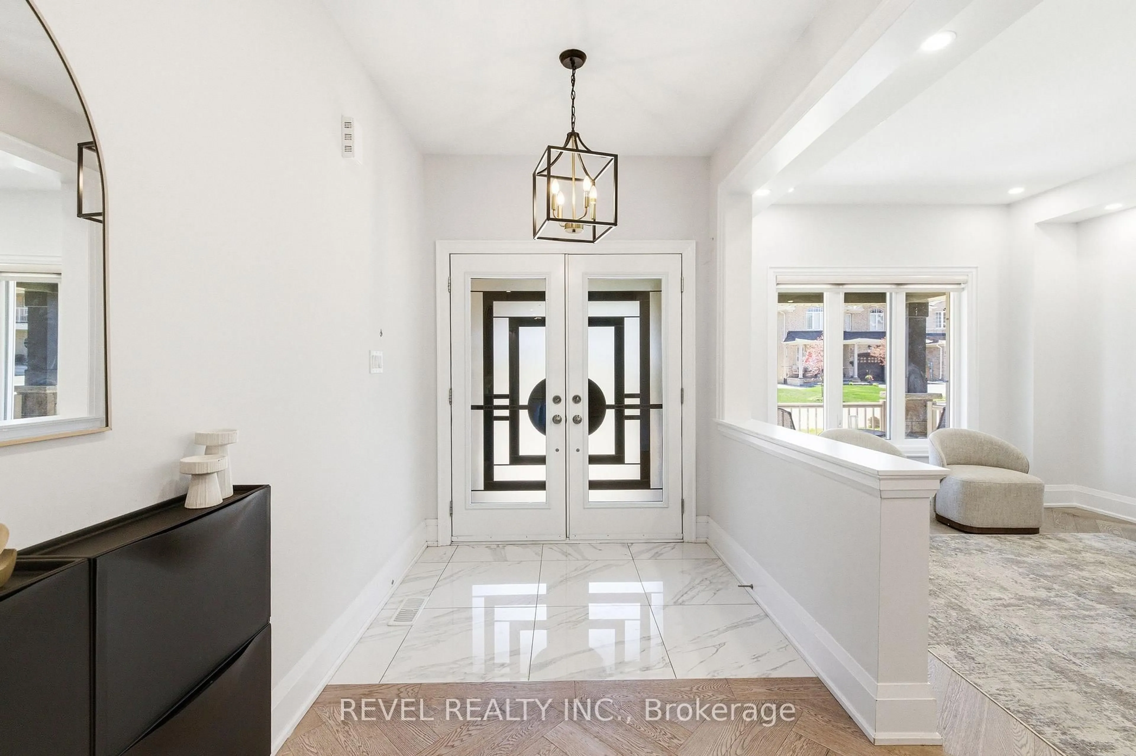 Indoor entryway for 783 Green St, Innisfil Ontario L0L 1W0