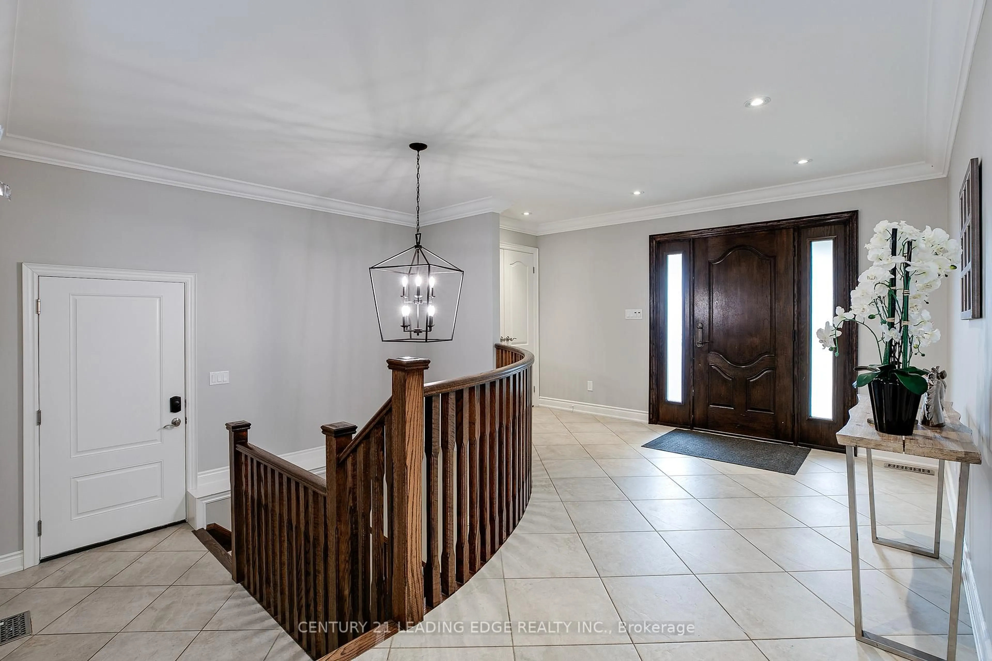 Indoor foyer for 108 Robinson St, Markham Ontario L3P 1P1