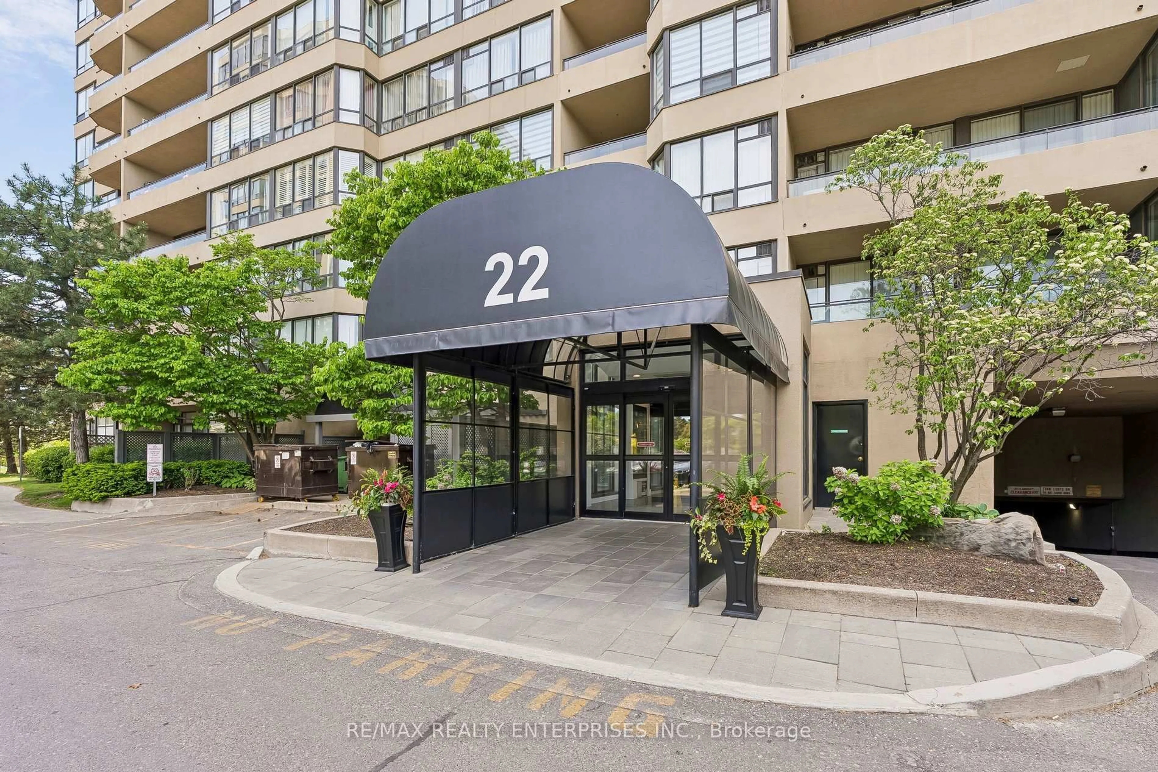 Indoor foyer for 22 Clarissa Dr #402, Richmond Hill Ontario L4C 9R6