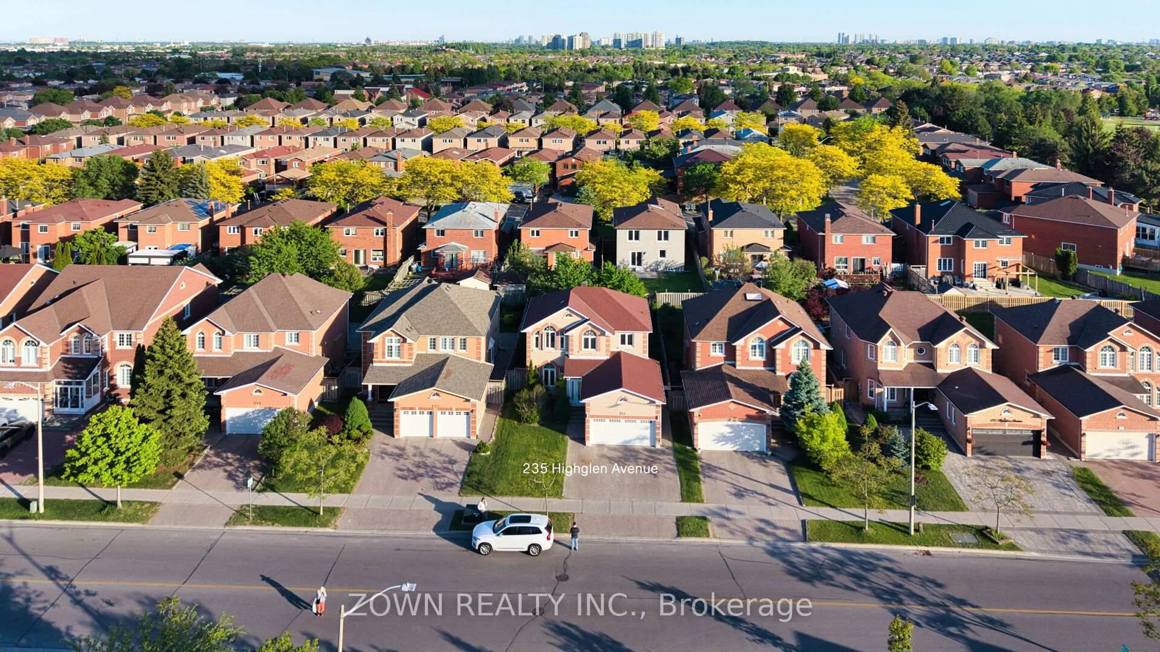 A pic from outside/outdoor area/front of a property/back of a property/a pic from drone, street for 235 Highglen Ave, Markham Ontario L3S 3W4