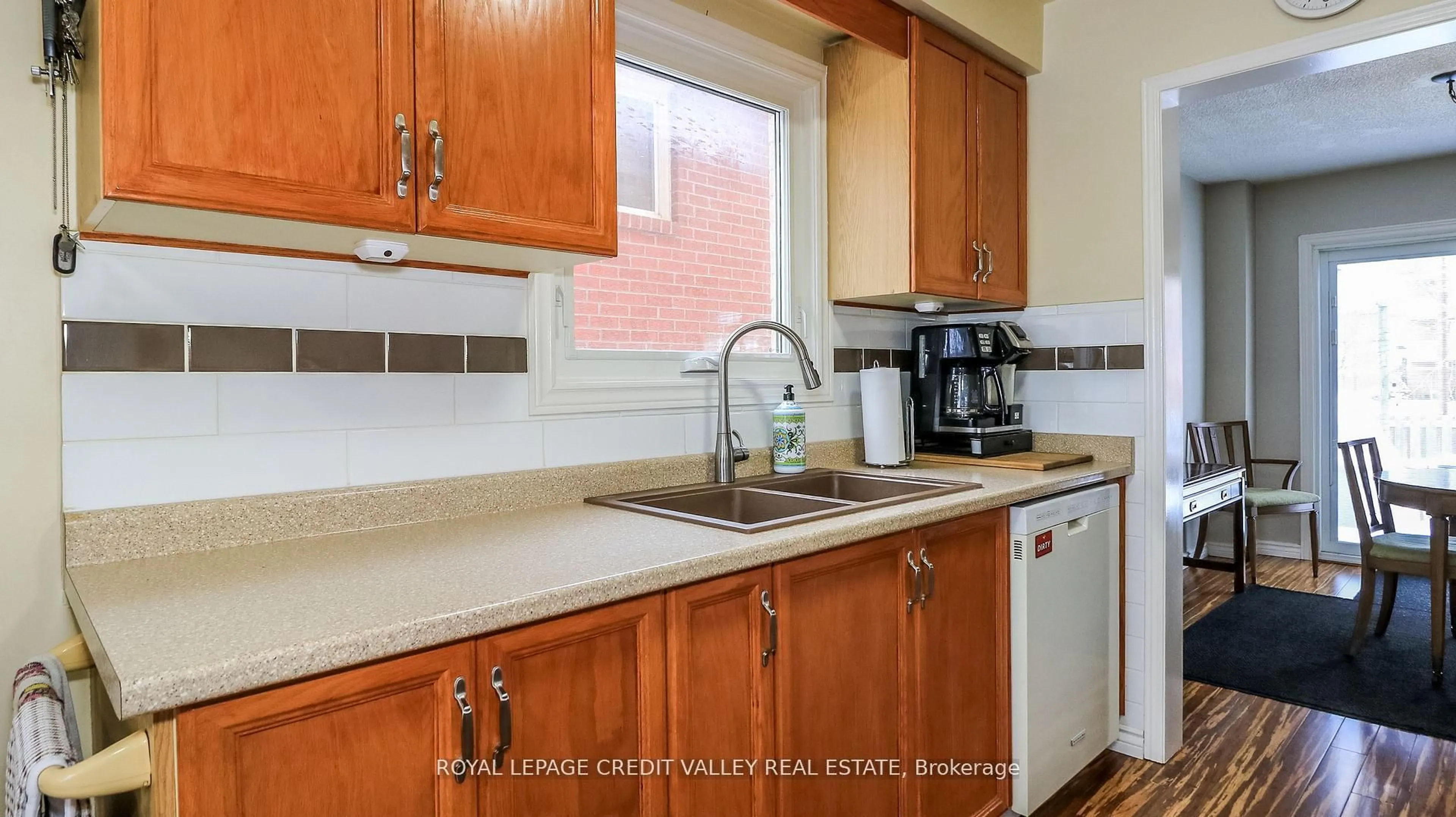 Standard kitchen, ceramic/tile floor for 120 Heydon Ave, New Tecumseth Ontario L9R 1N6