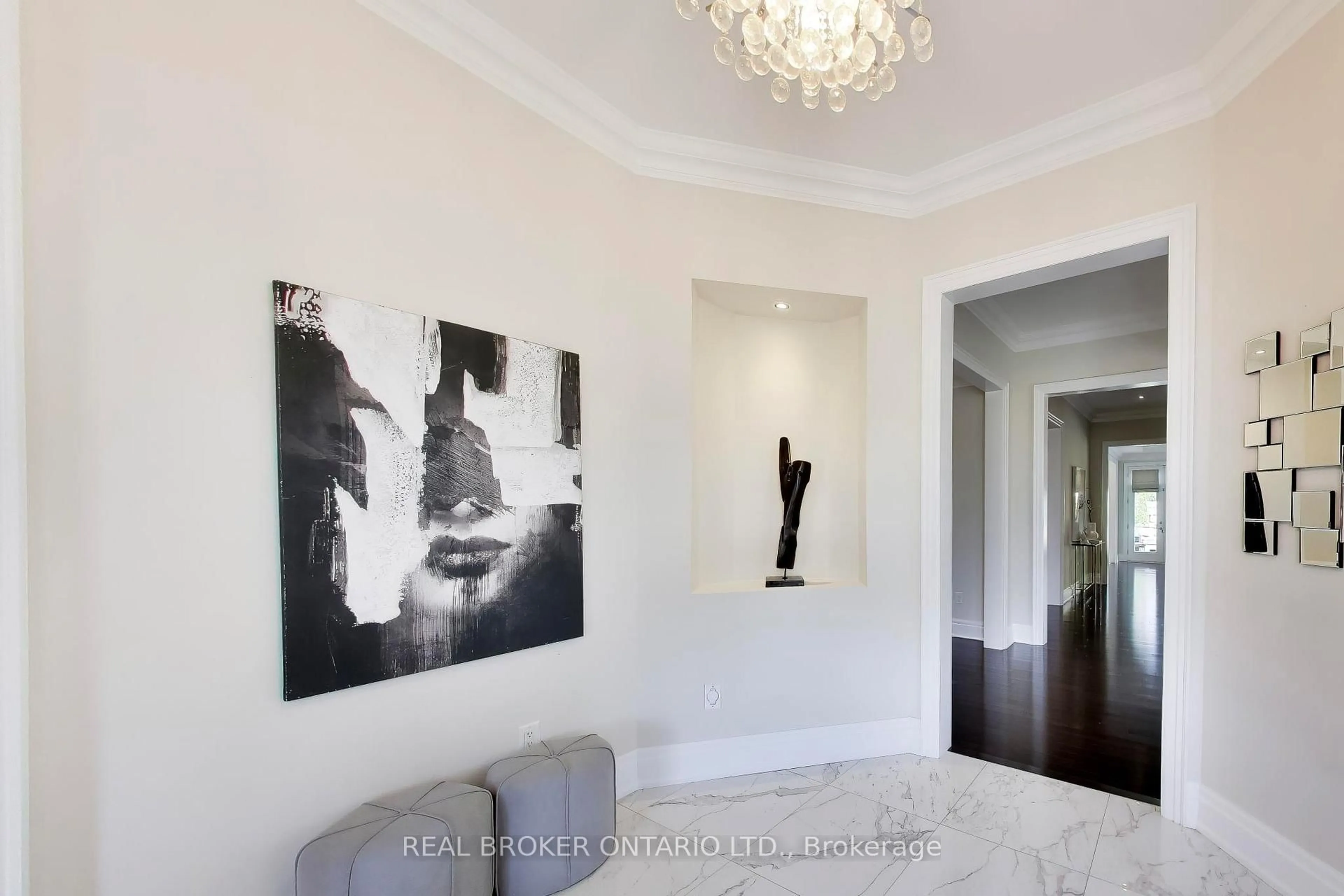 Indoor entryway for 32 Richard Serra Crt, King Ontario L7B 0A7