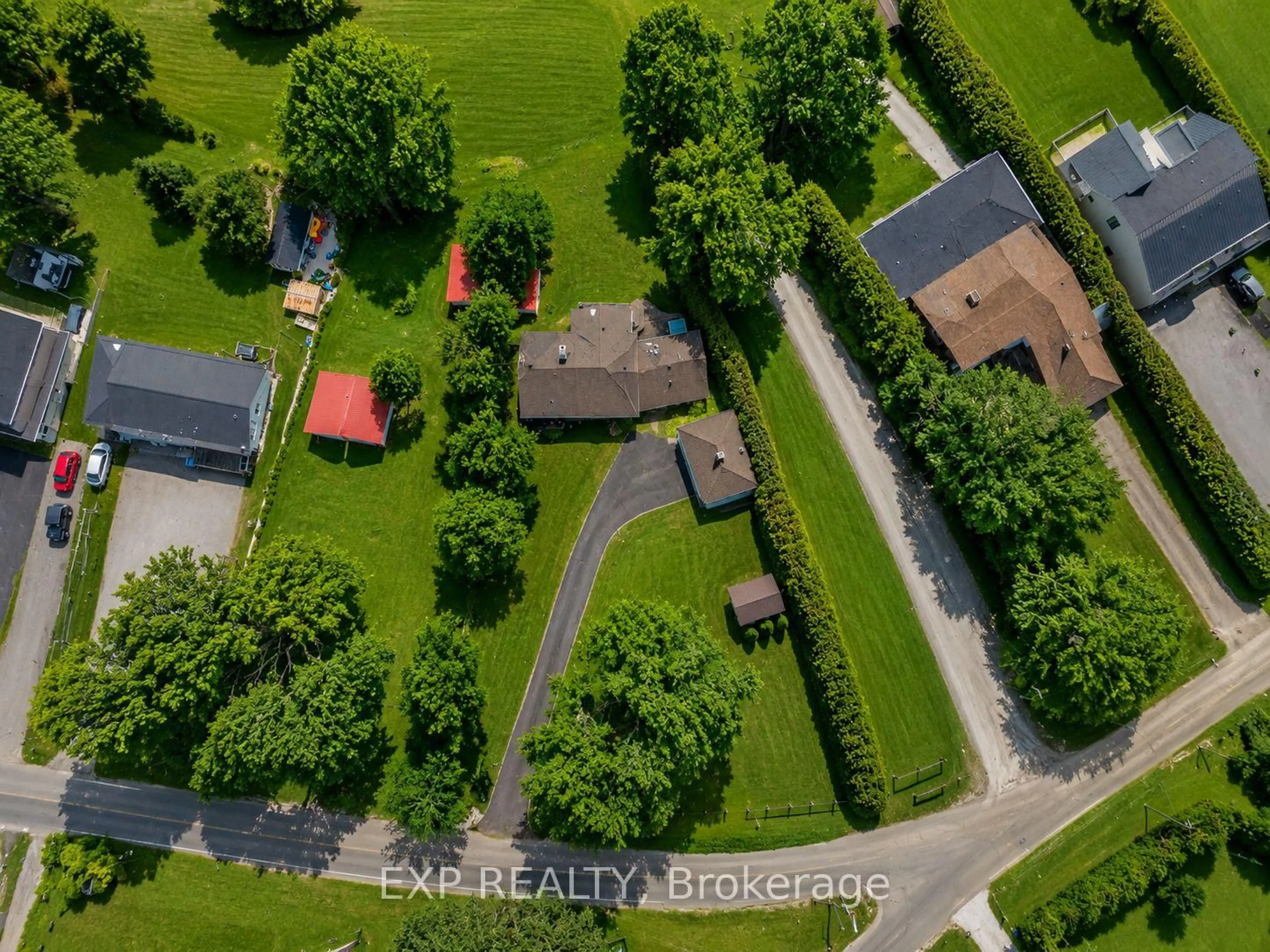 A pic from outside/outdoor area/front of a property/back of a property/a pic from drone, street for 561 Duclos Point Rd, Georgina Ontario L0E 1N0