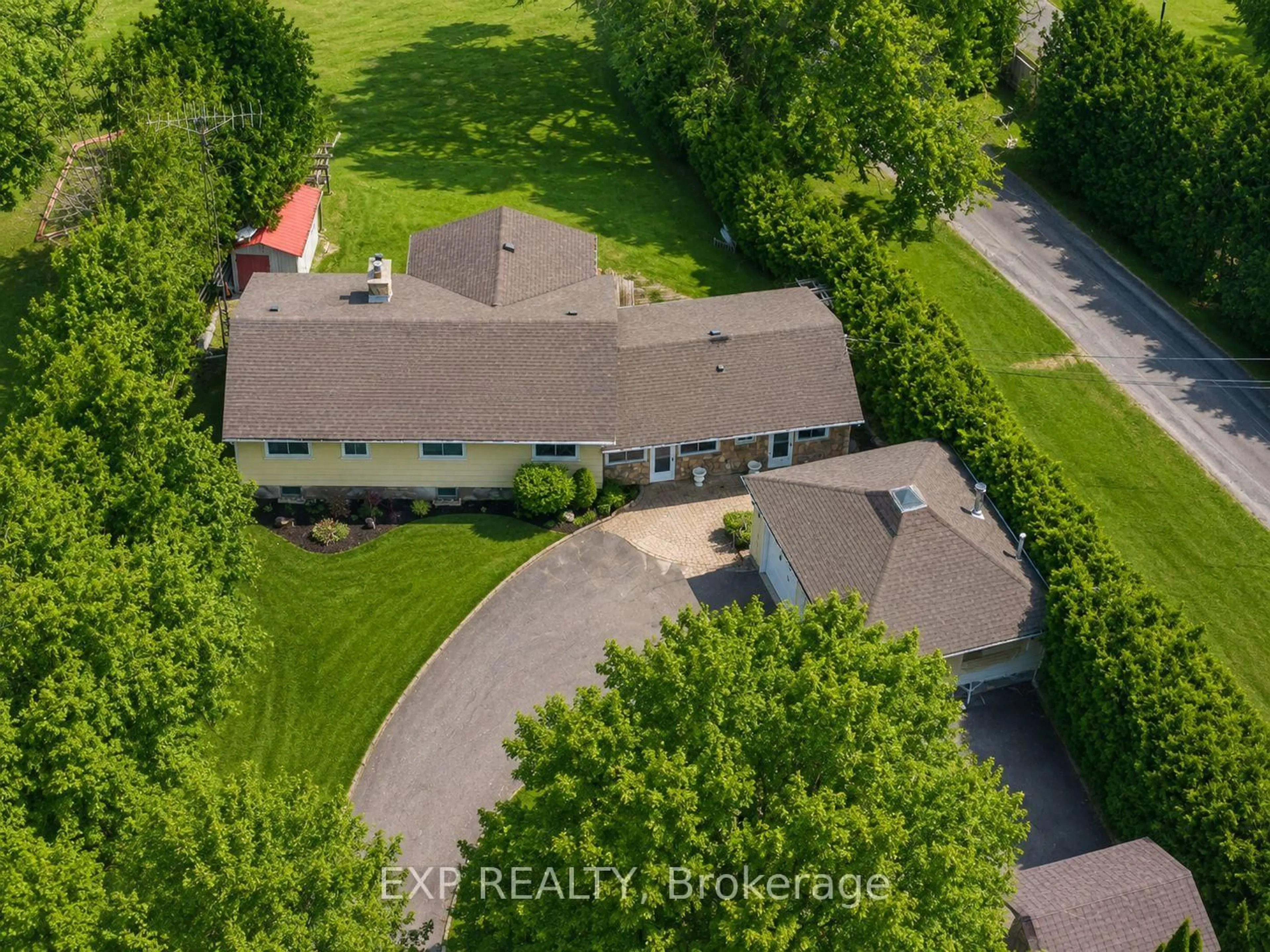 A pic from outside/outdoor area/front of a property/back of a property/a pic from drone, street for 561 Duclos Point Rd, Georgina Ontario L0E 1N0