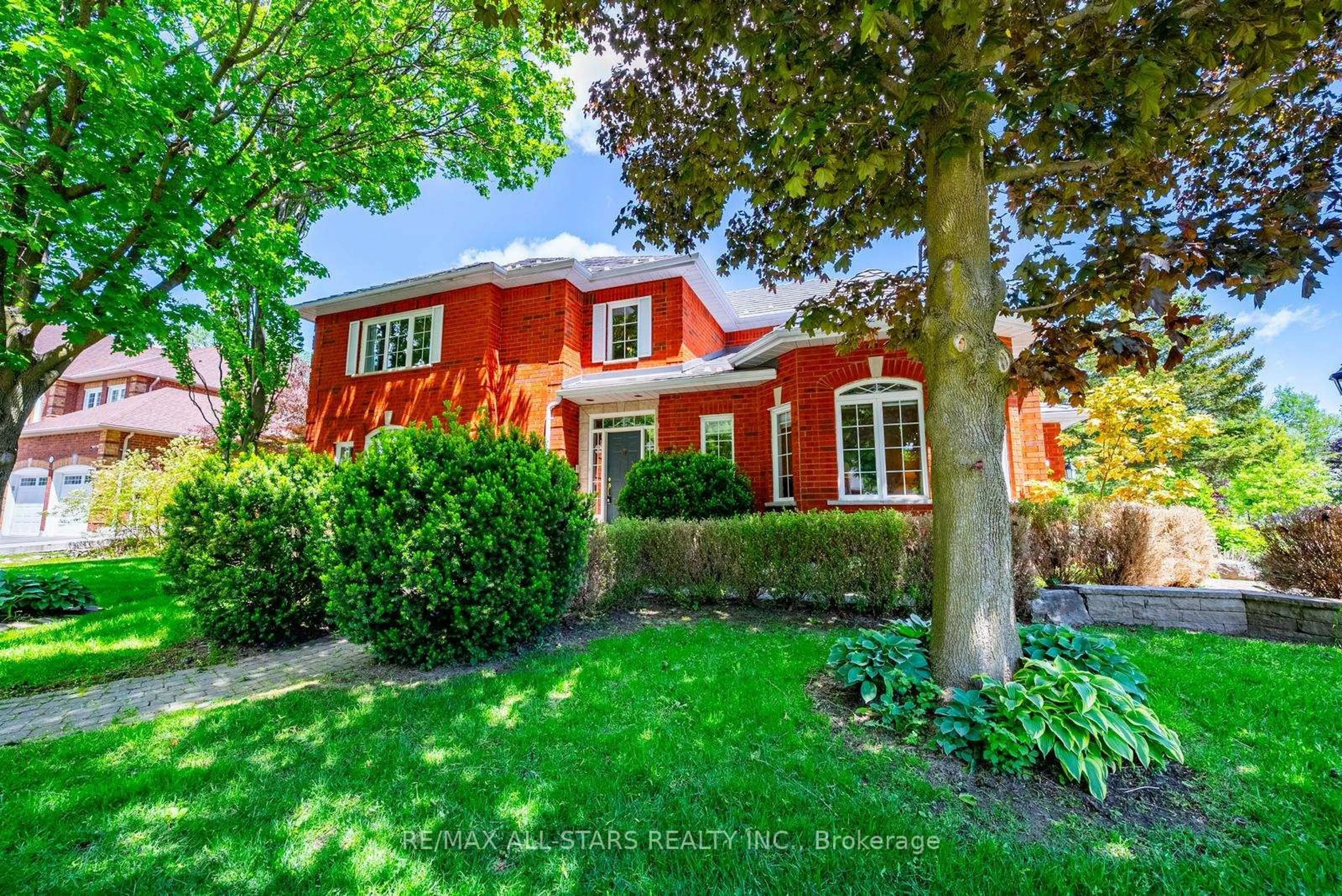 A pic from outside/outdoor area/front of a property/back of a property/a pic from drone, street for 160 Park Dr, Whitchurch-Stouffville Ontario L4A 1J6
