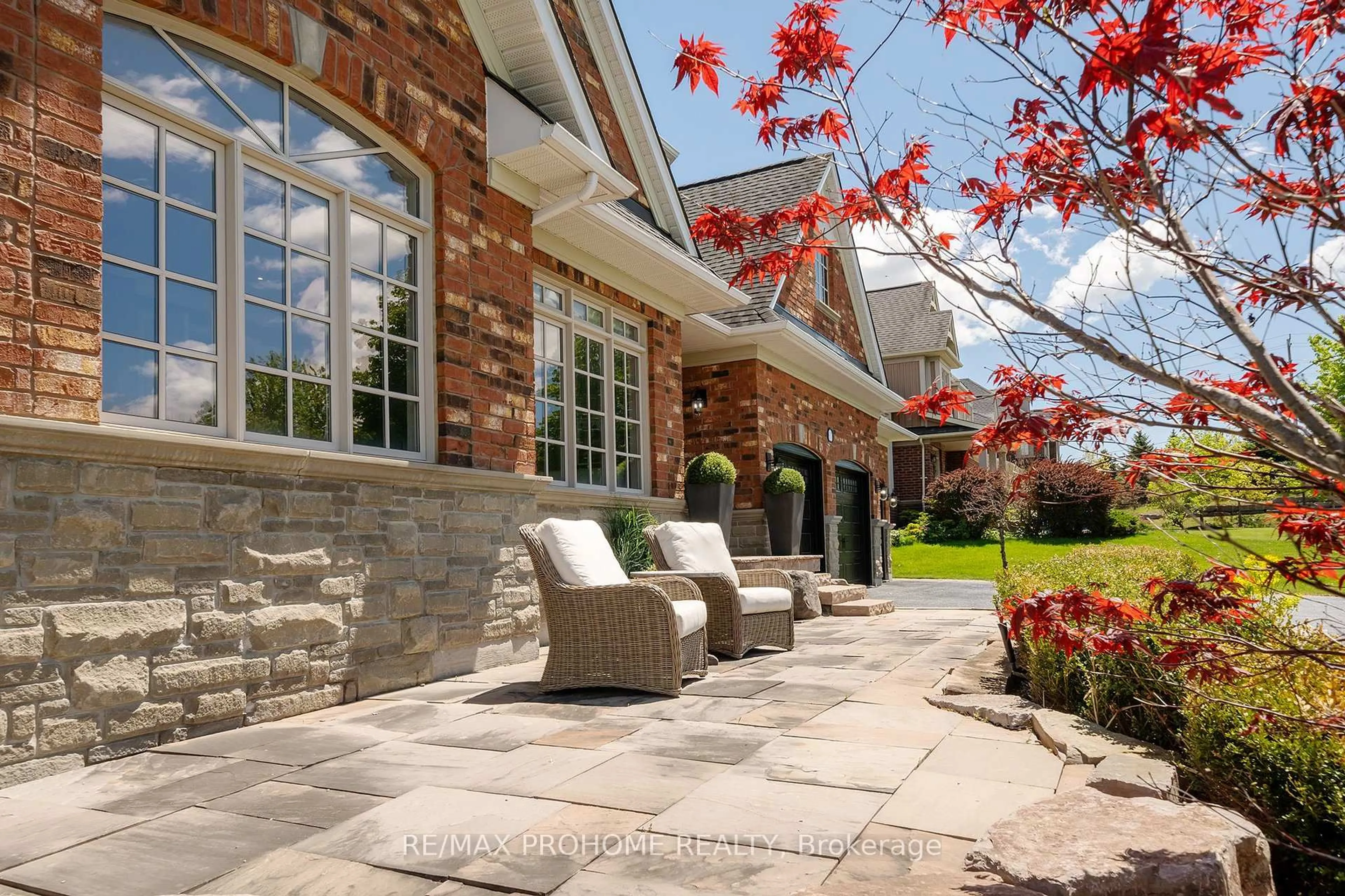 Patio, street for 17 Fountainview Lane, Uxbridge Ontario L9P 0B8