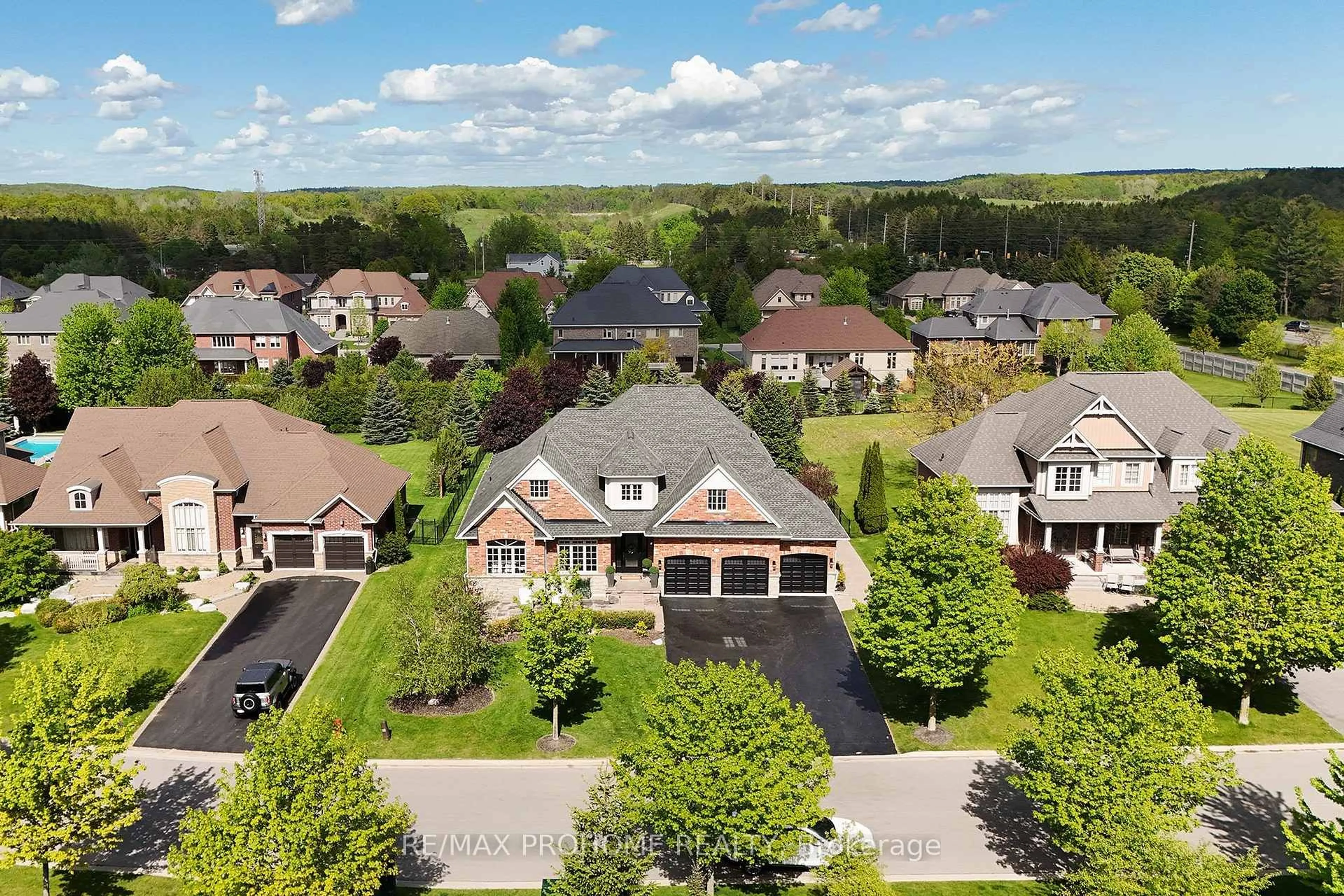 A pic from outside/outdoor area/front of a property/back of a property/a pic from drone, unknown for 17 Fountainview Lane, Uxbridge Ontario L9P 0B8