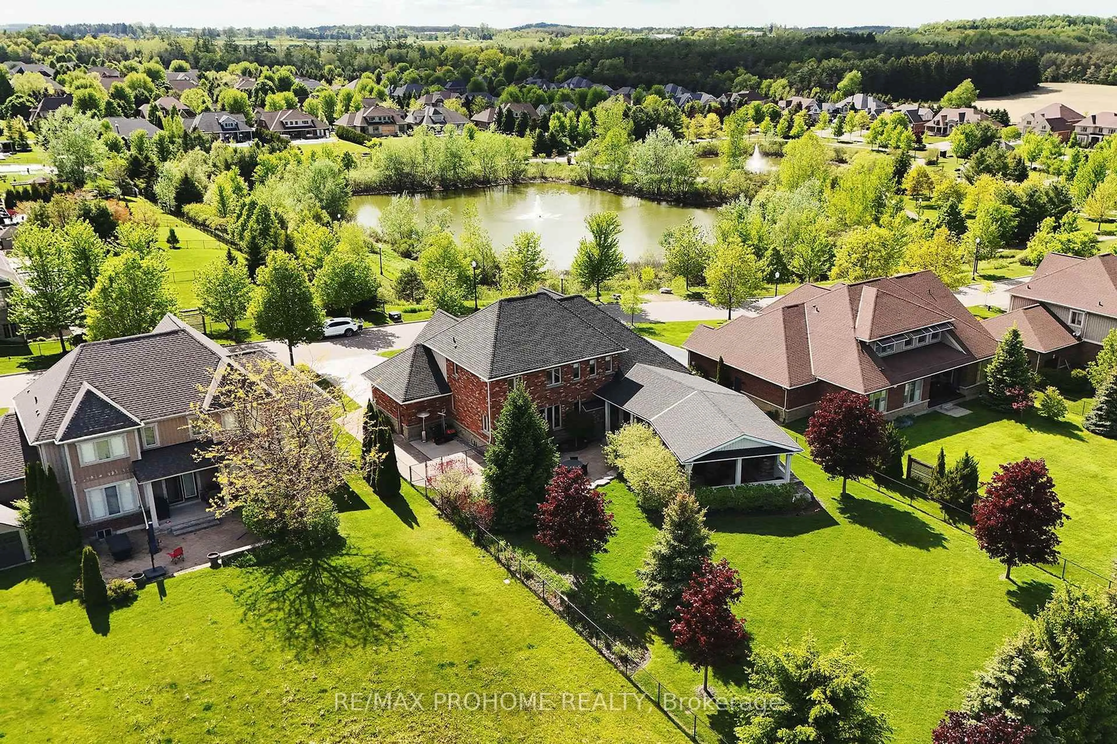 A pic from outside/outdoor area/front of a property/back of a property/a pic from drone, water/lake/river/ocean view for 17 Fountainview Lane, Uxbridge Ontario L9P 0B8