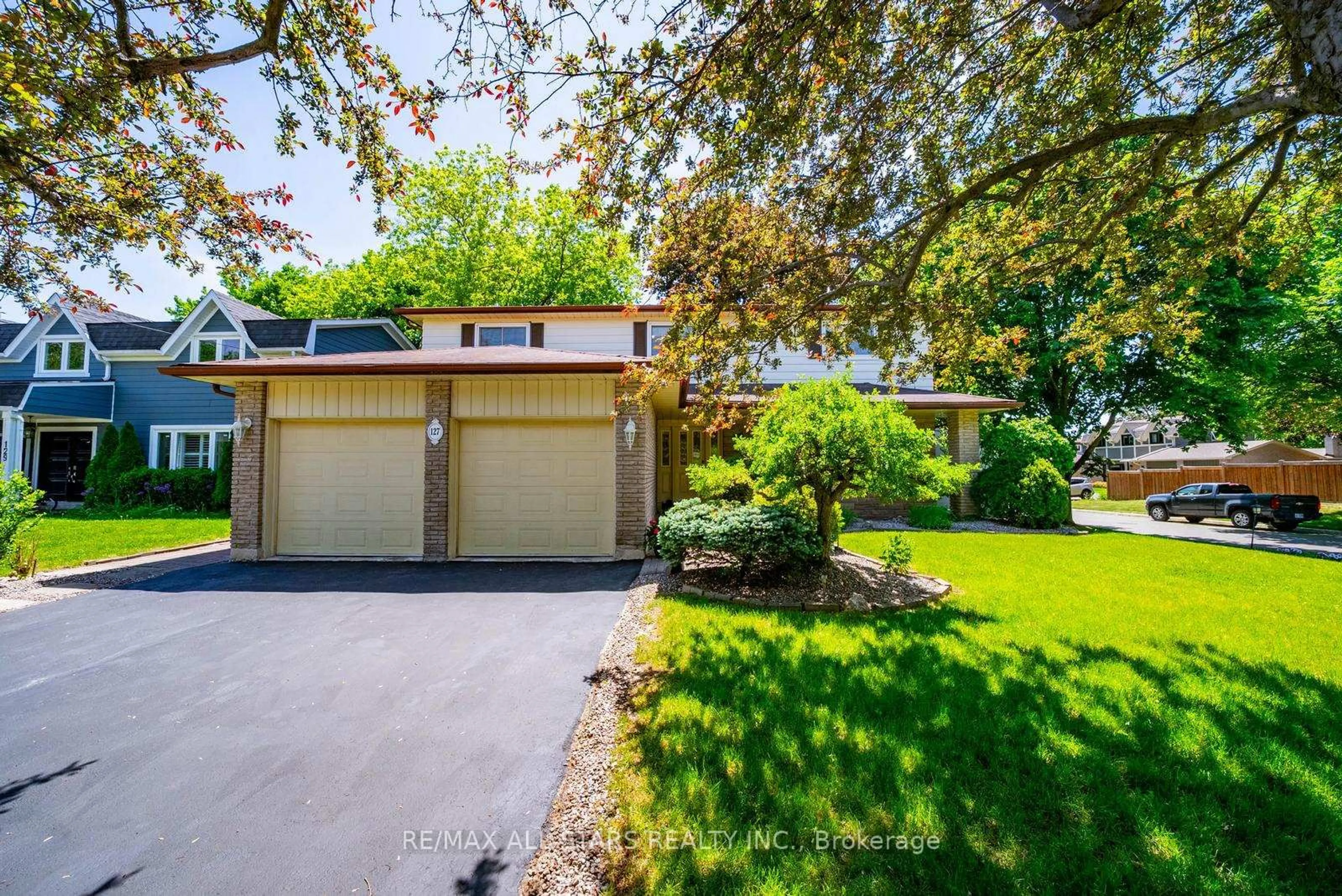 A pic from outside/outdoor area/front of a property/back of a property/a pic from drone, street for 127 Church St, Markham Ontario L3P 2M2
