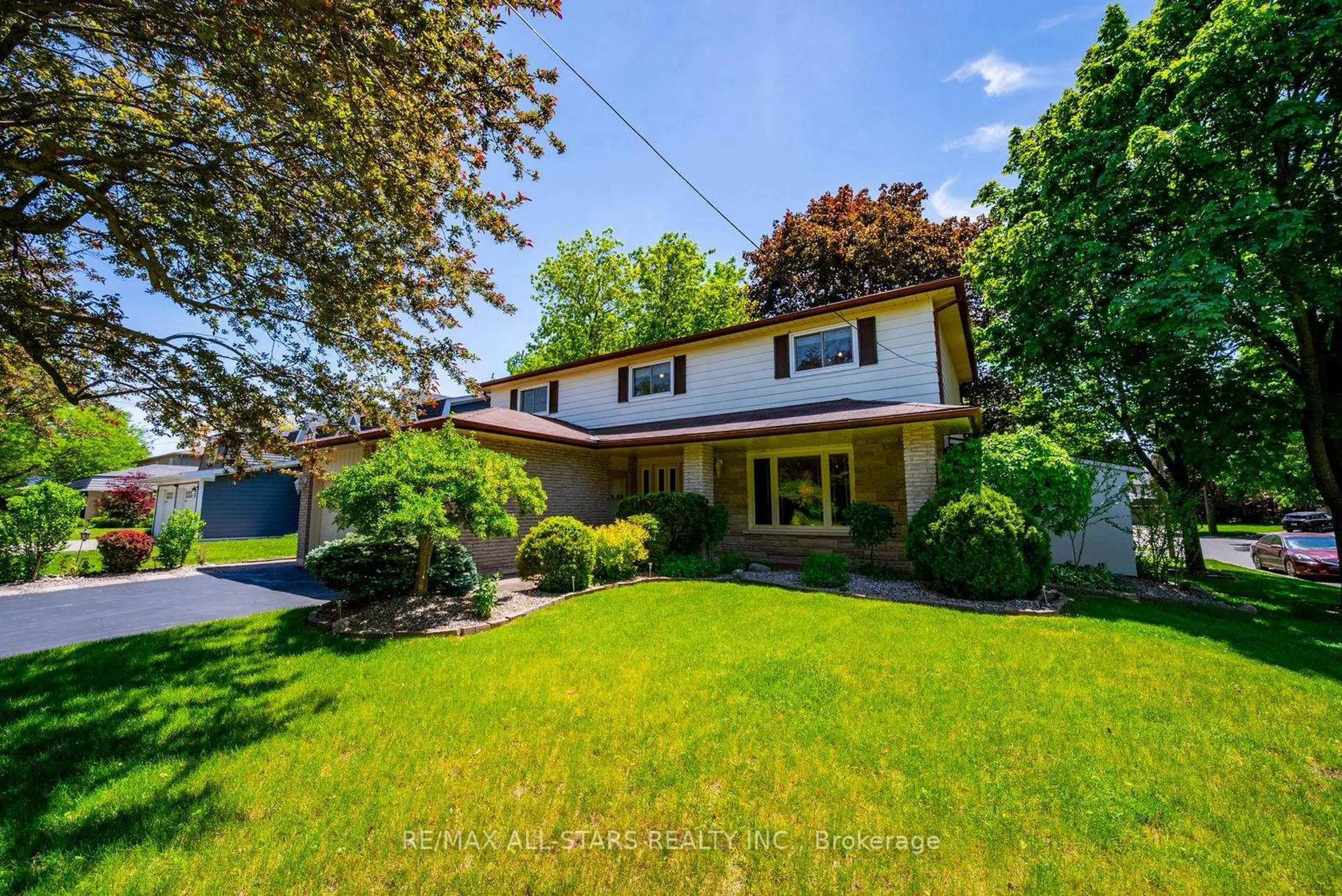 A pic from outside/outdoor area/front of a property/back of a property/a pic from drone, street for 127 Church St, Markham Ontario L3P 2M2