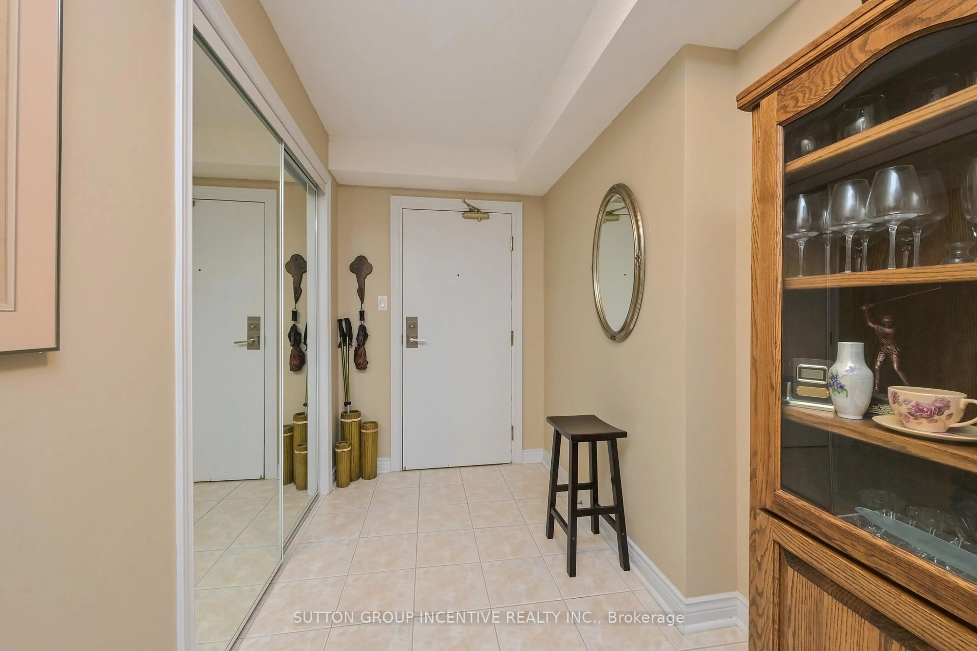 Indoor entryway for 4 Briar Hill Hts #308, New Tecumseth Ontario L9R 1Z7