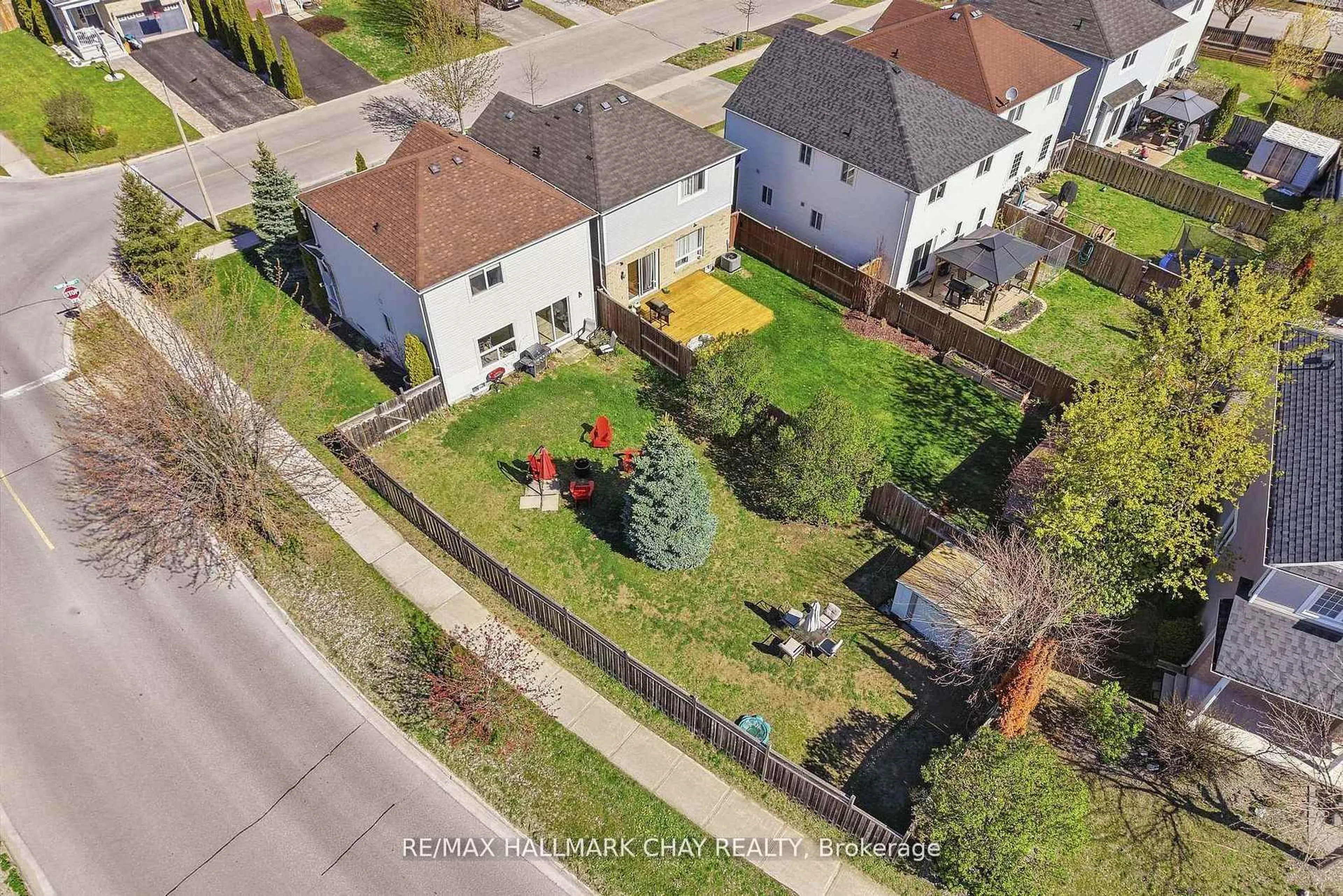 A pic from outside/outdoor area/front of a property/back of a property/a pic from drone, street for 167 Maplewood Dr, Essa Ontario L0M 1B4