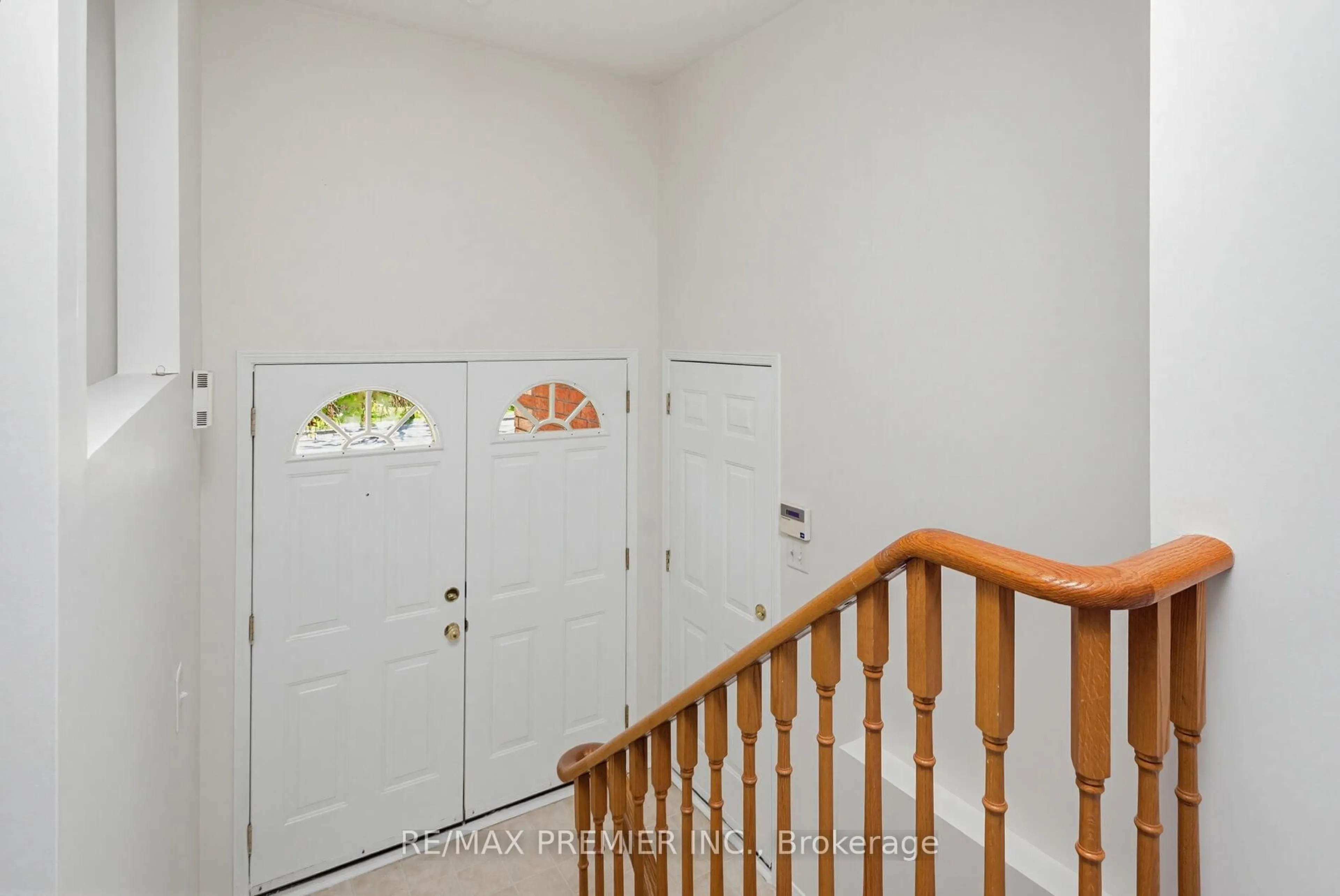 Indoor entryway for 4 D.A. Jones Ave, New Tecumseth Ontario L0G 1A0