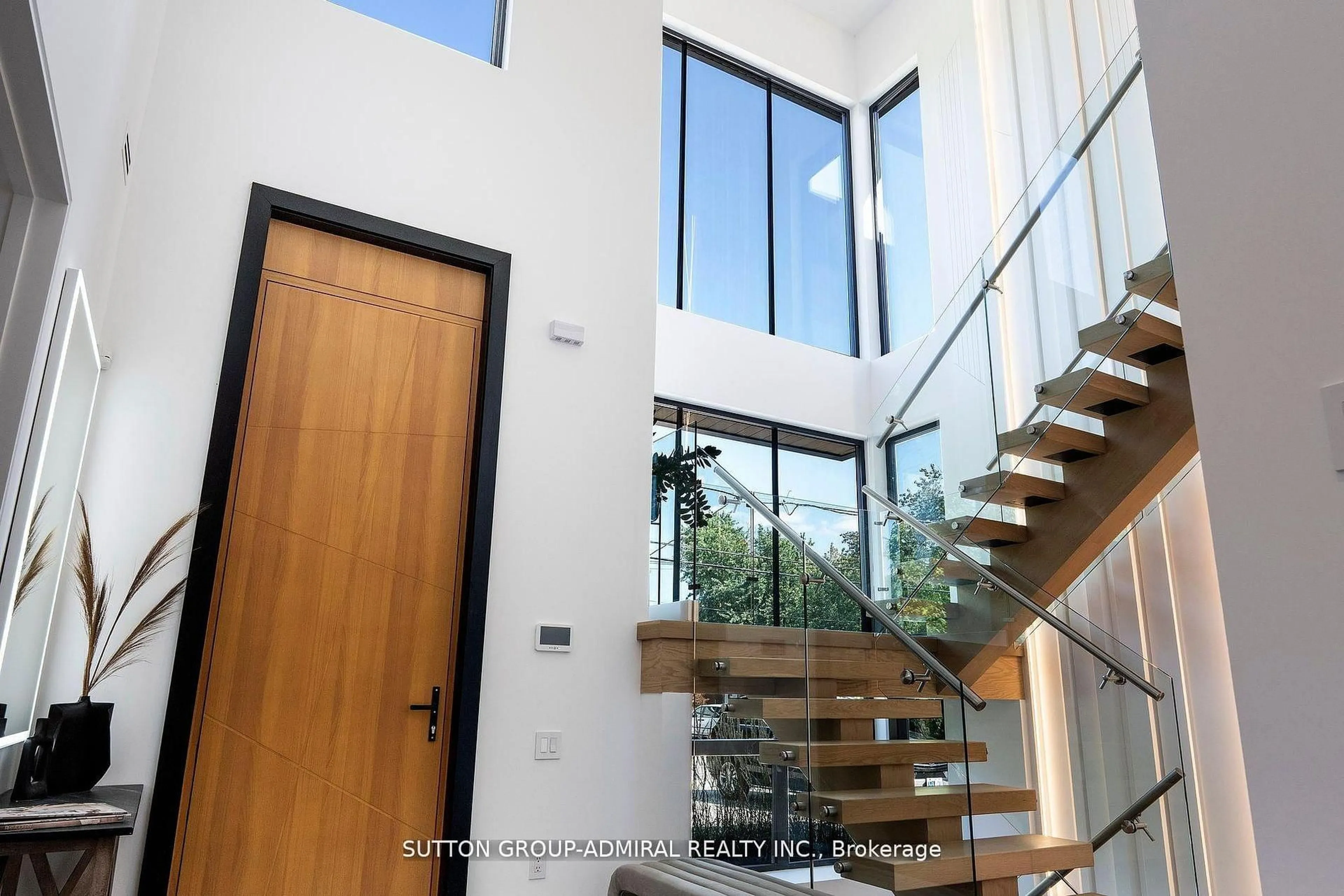 Indoor foyer for 126 WOOD Lane, Richmond Hill Ontario L4C 4W1