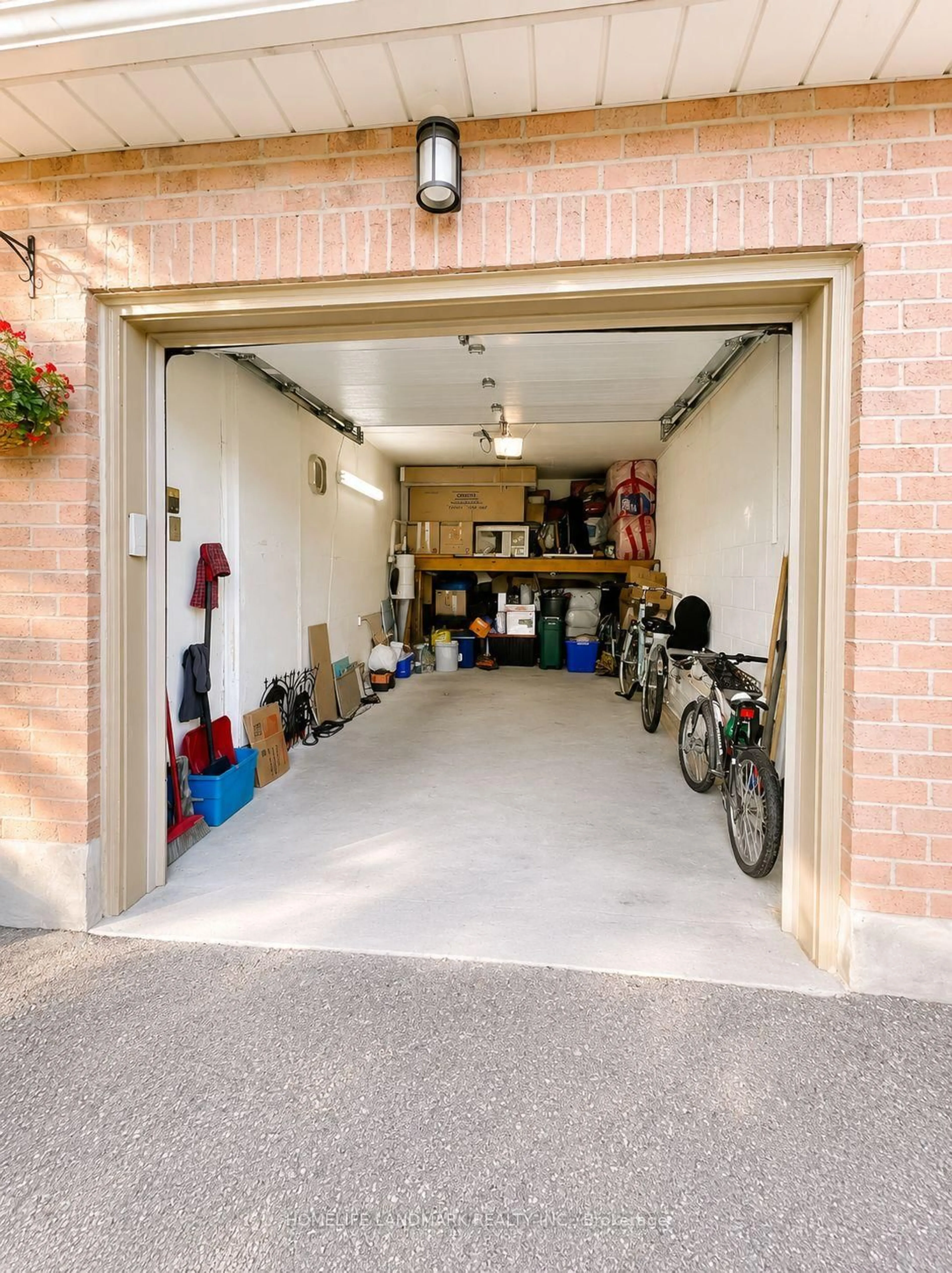 Indoor garage for 115 Avenue Rd #13, Richmond Hill Ontario L4C 9N2