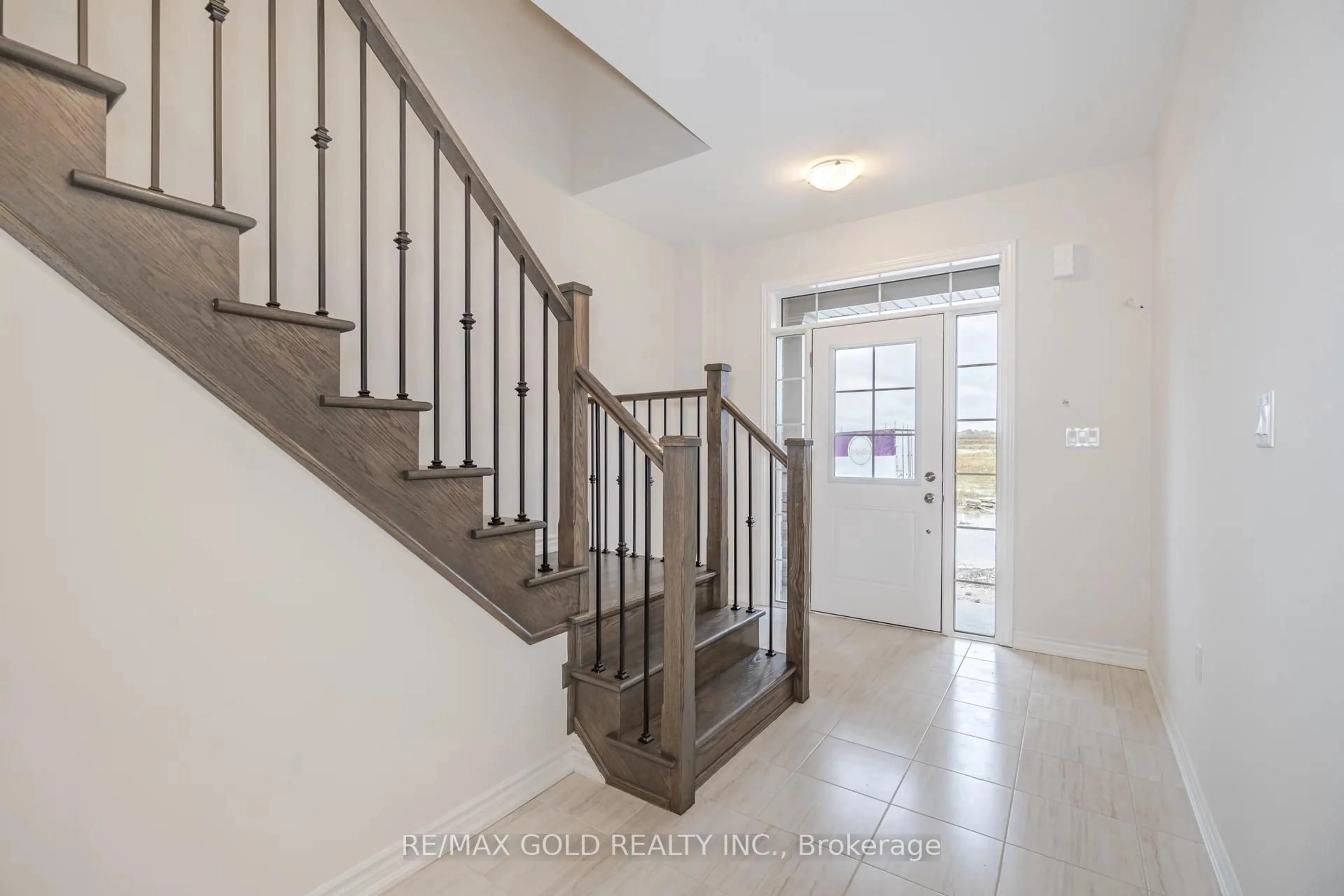 Indoor entryway for 1503 Prentice Rd, Innisfil Ontario L9S 4R7