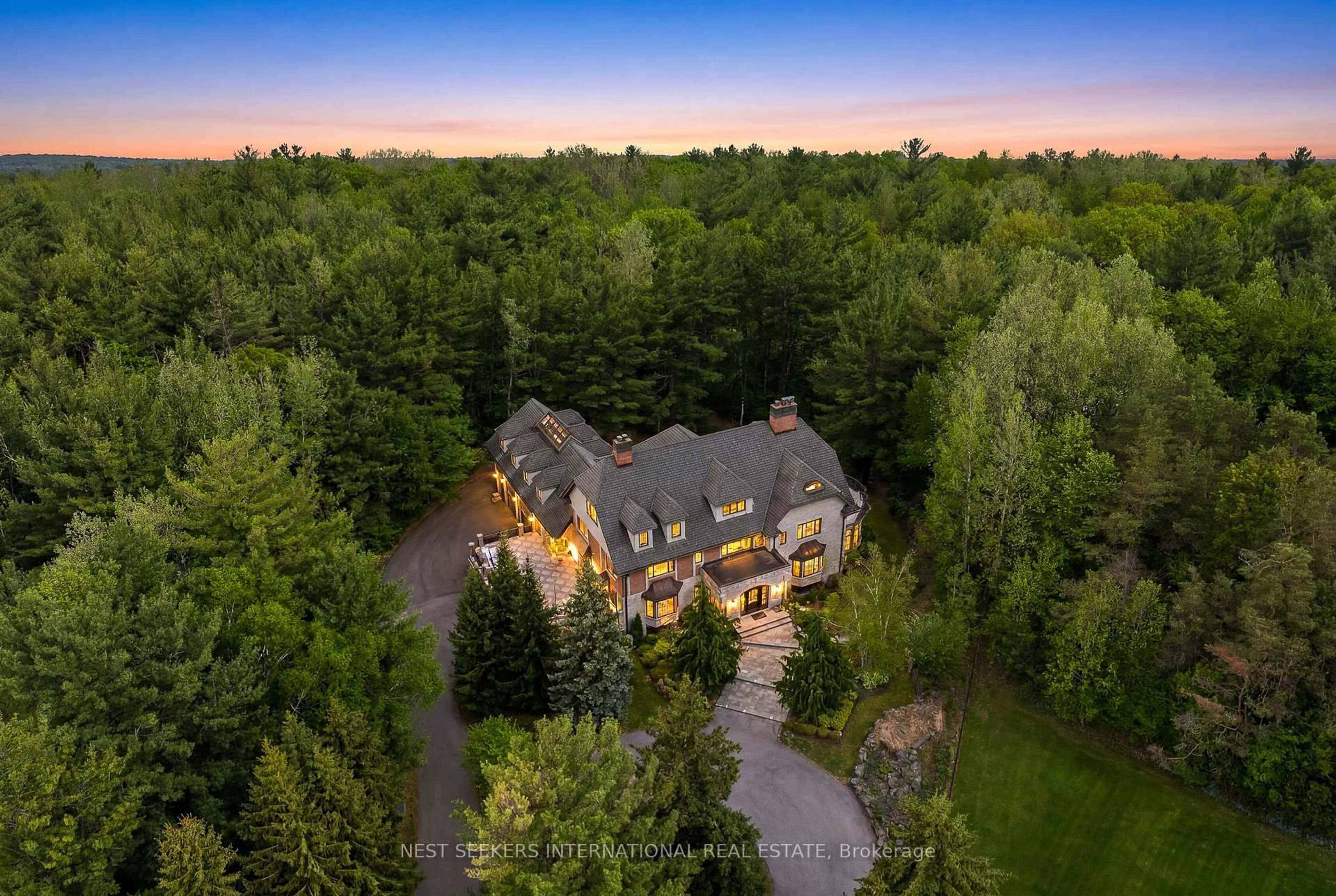 A pic from outside/outdoor area/front of a property/back of a property/a pic from drone, forest/trees view for 35 Kingswood Dr, King Ontario L7B 1K8