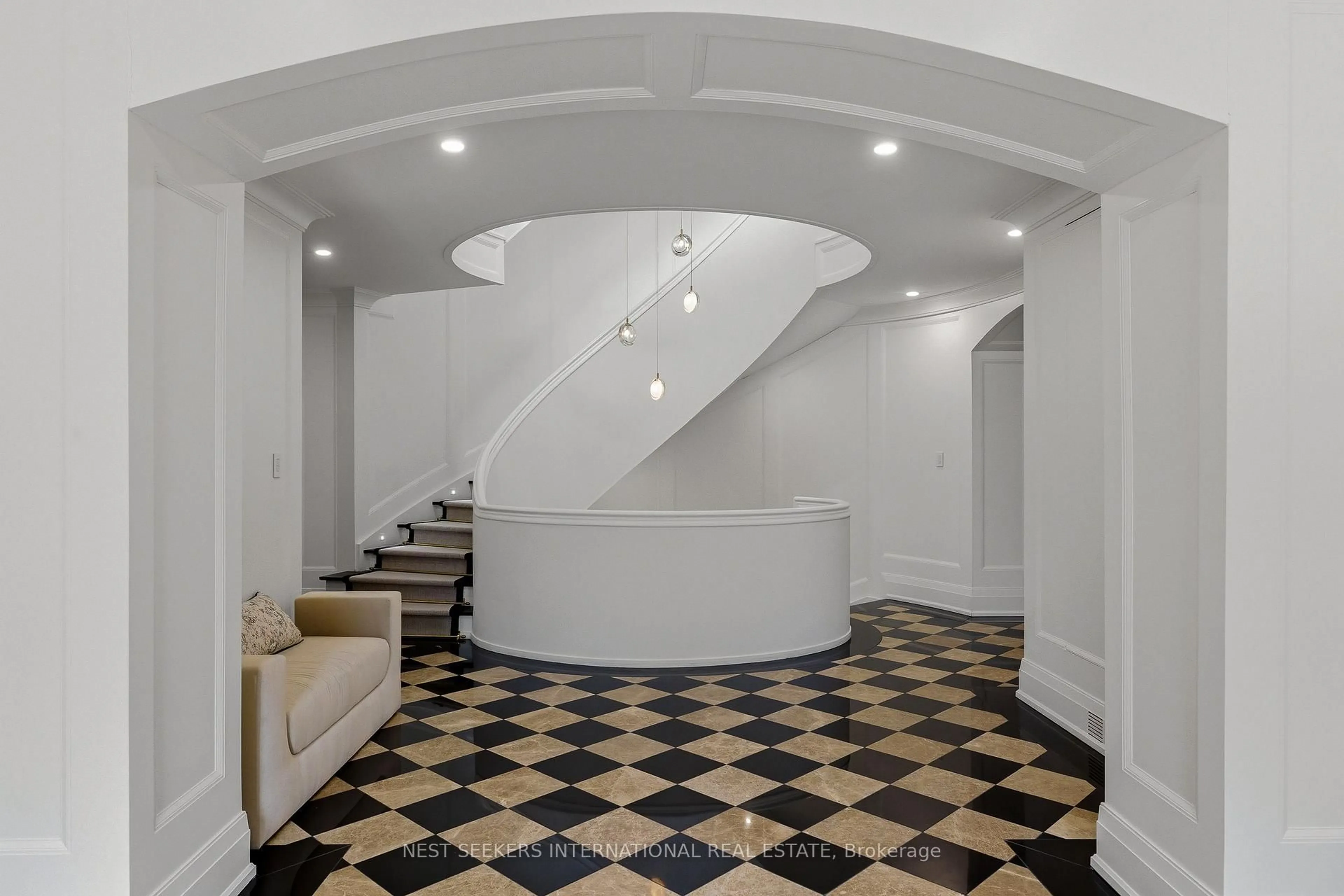 Indoor foyer for 35 Kingswood Dr, King Ontario L7B 1K8