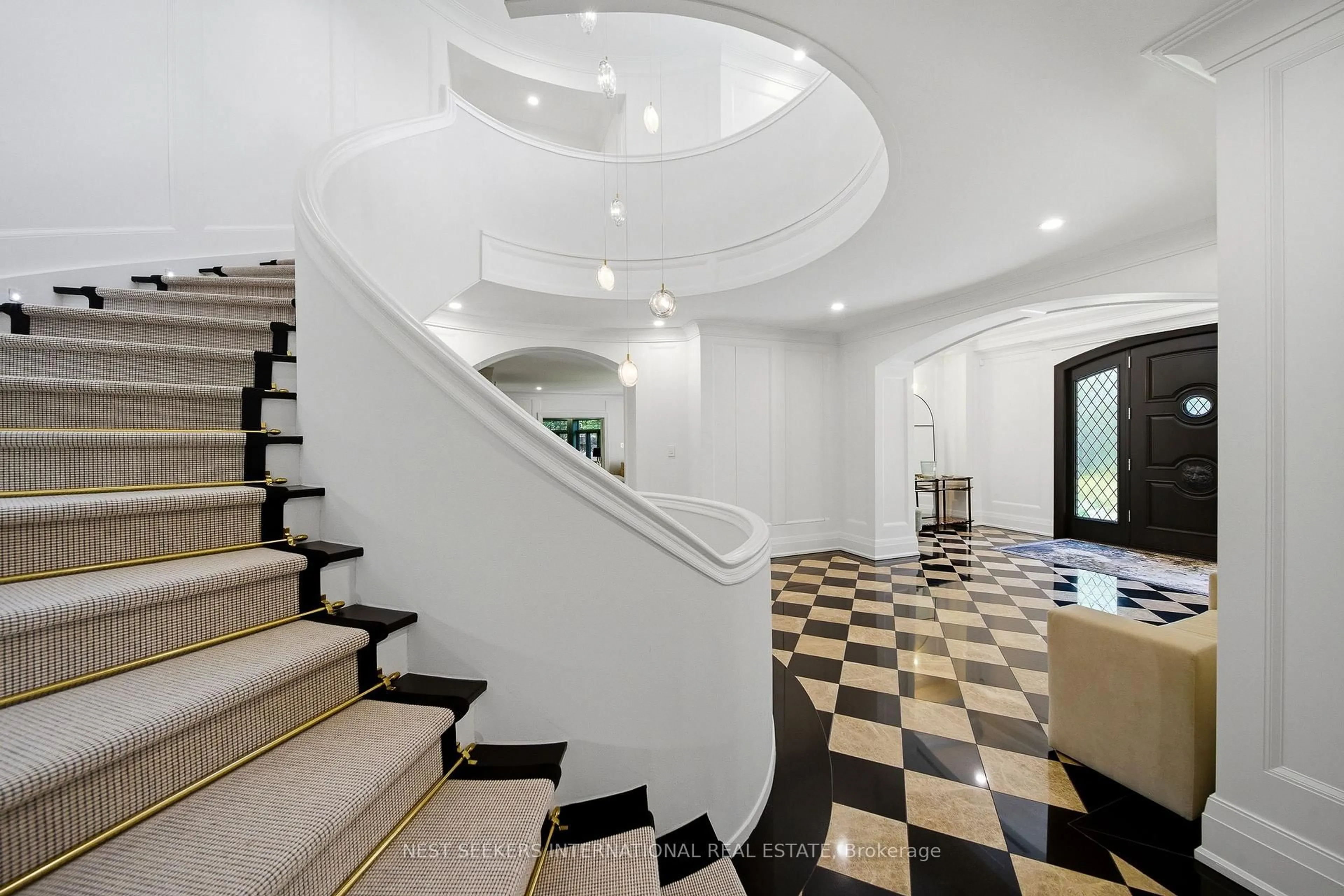 Indoor foyer for 35 Kingswood Dr, King Ontario L7B 1K8