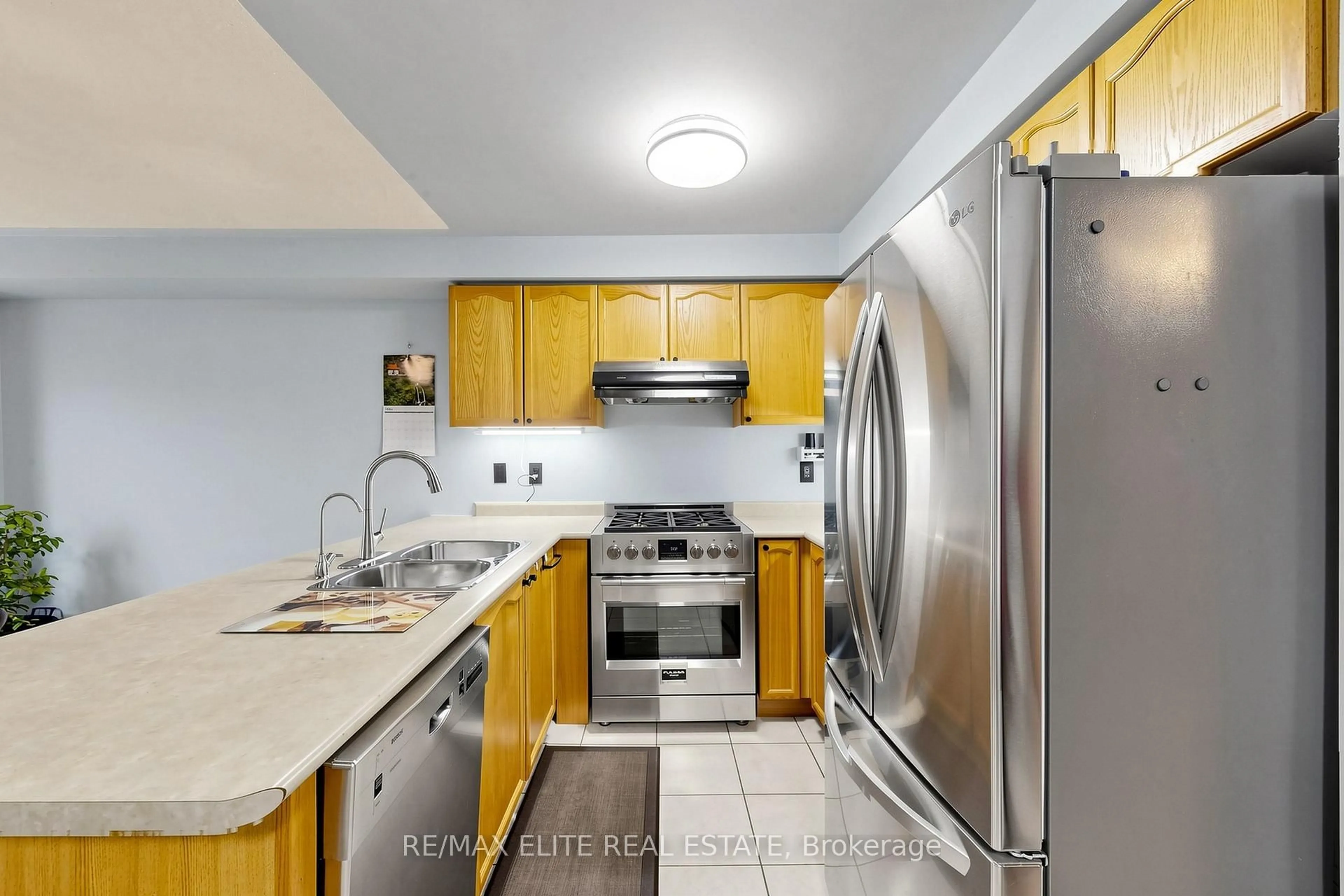 Standard kitchen, unknown for 54 National Pine Dr, Vaughan Ontario L6A 3L6