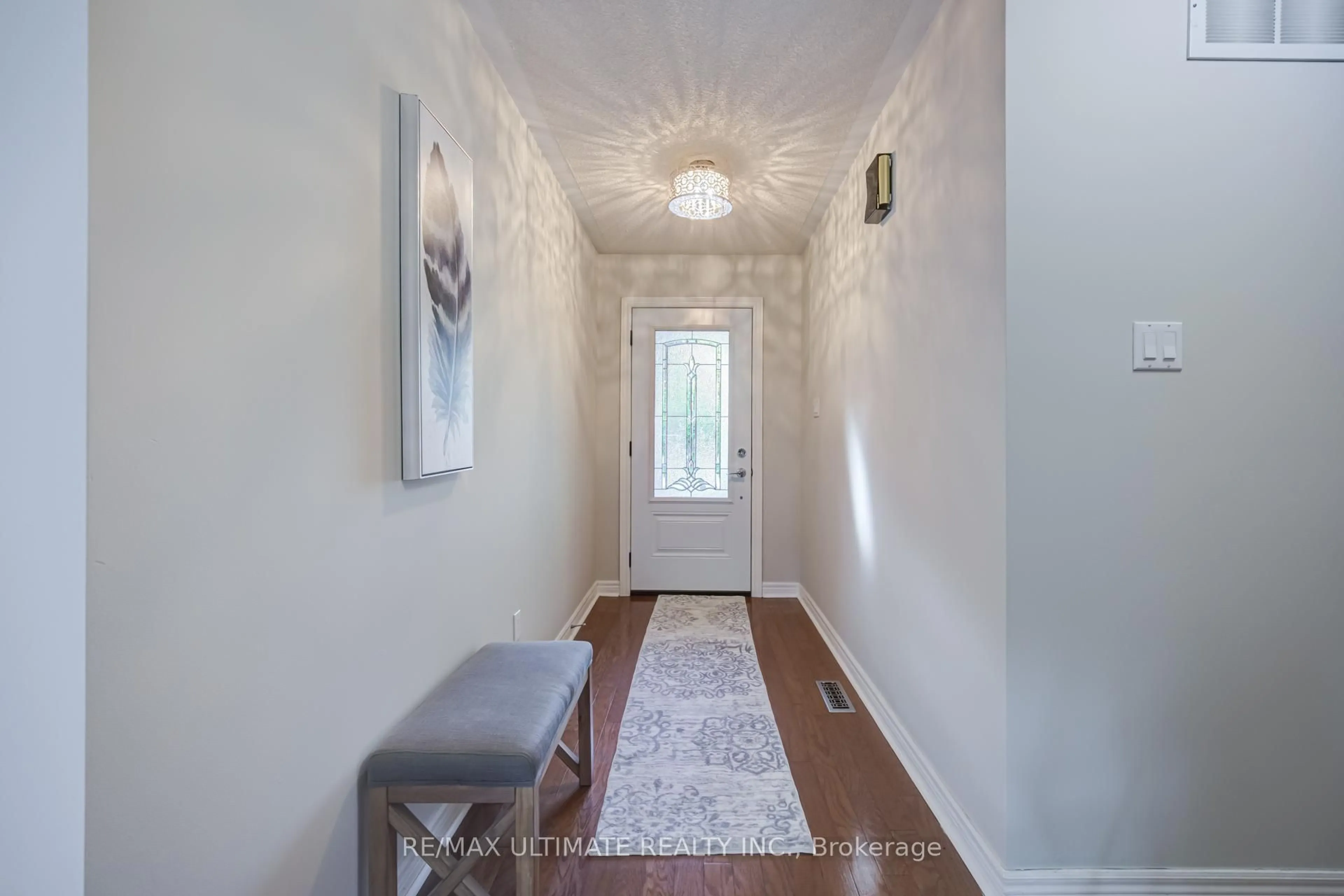 Indoor entryway for 10 South Balsam St, Uxbridge Ontario L9P 1E9