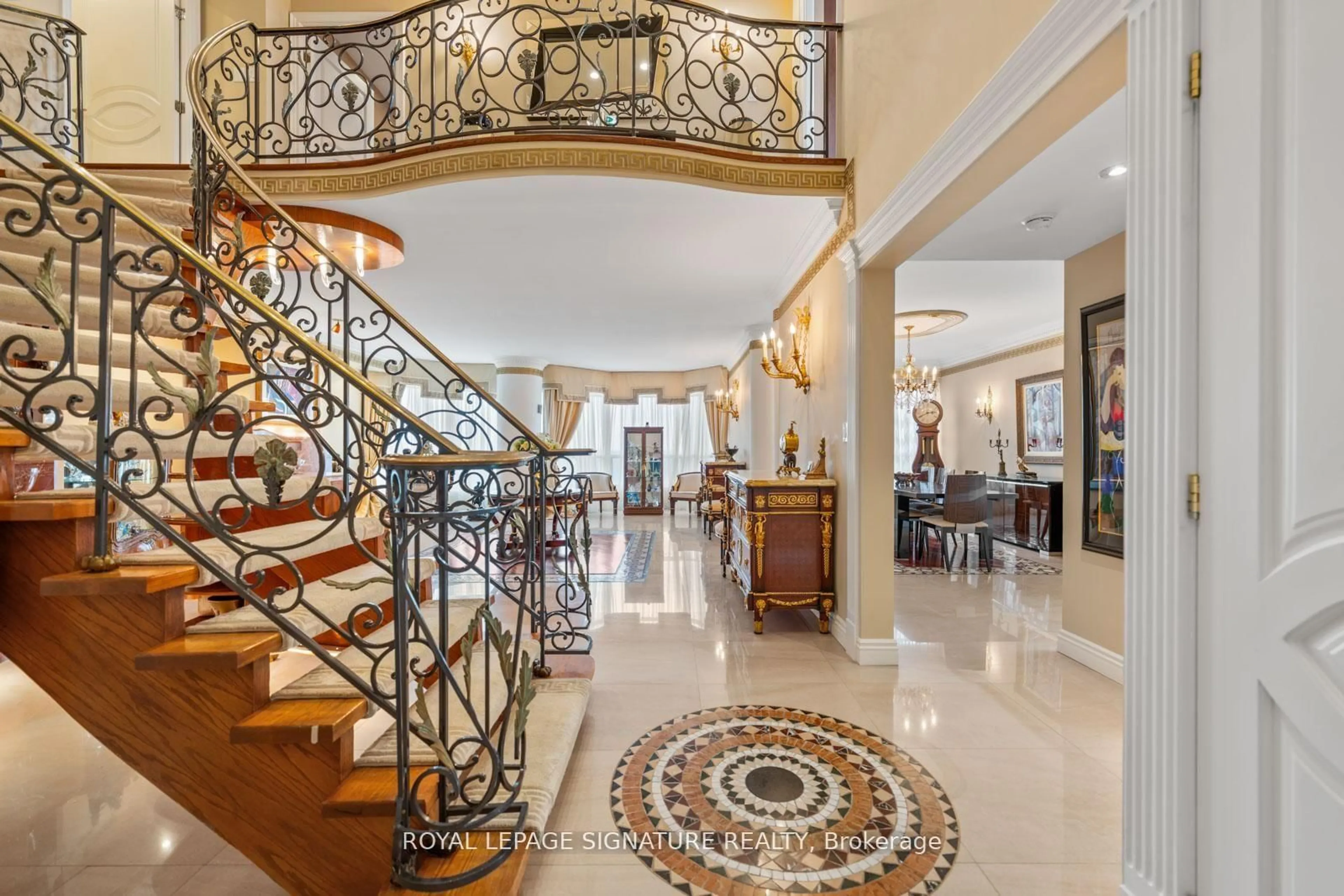 Indoor foyer for 7300 Yonge St #PH9, Vaughan Ontario L4J 7Y5