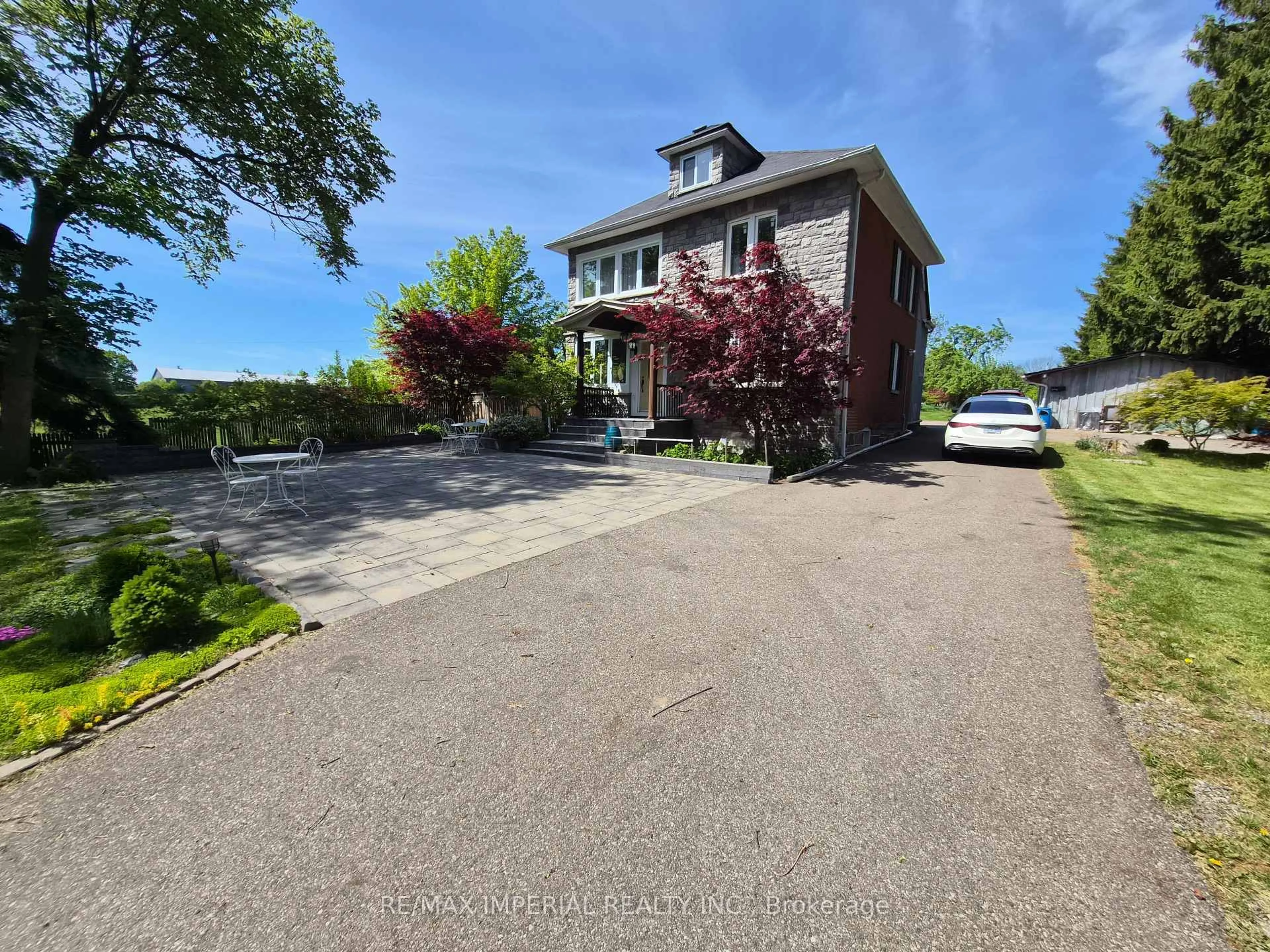 A pic from outside/outdoor area/front of a property/back of a property/a pic from drone, street for 15028 Dufferin St, King Ontario L7B 1K5